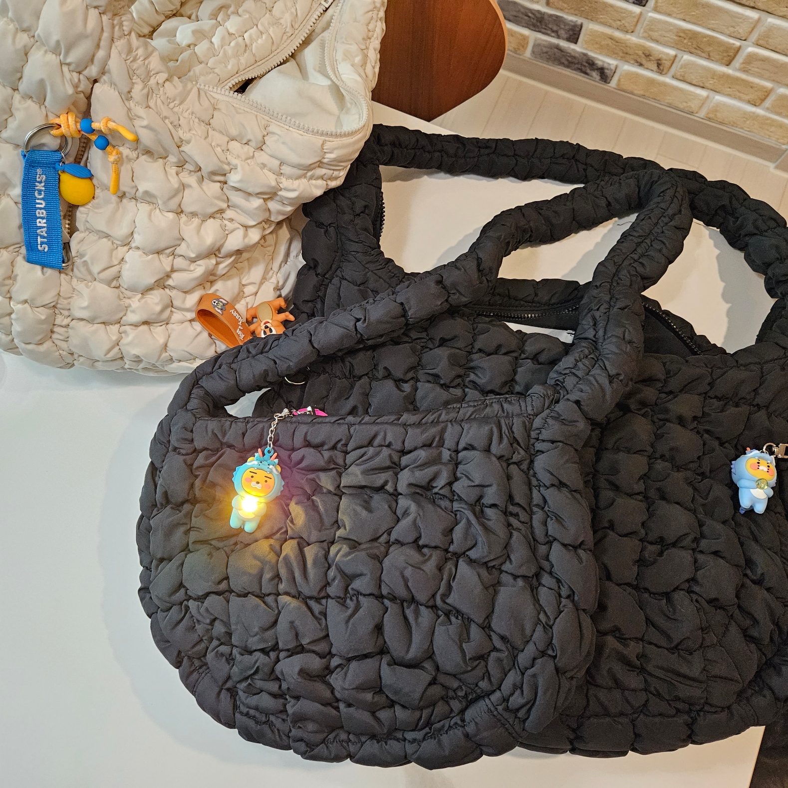 COS Quilted Messenger Bag Black, COS Quilted Oversized Shoulder Bag Off White Light Beige 착용 스타일
