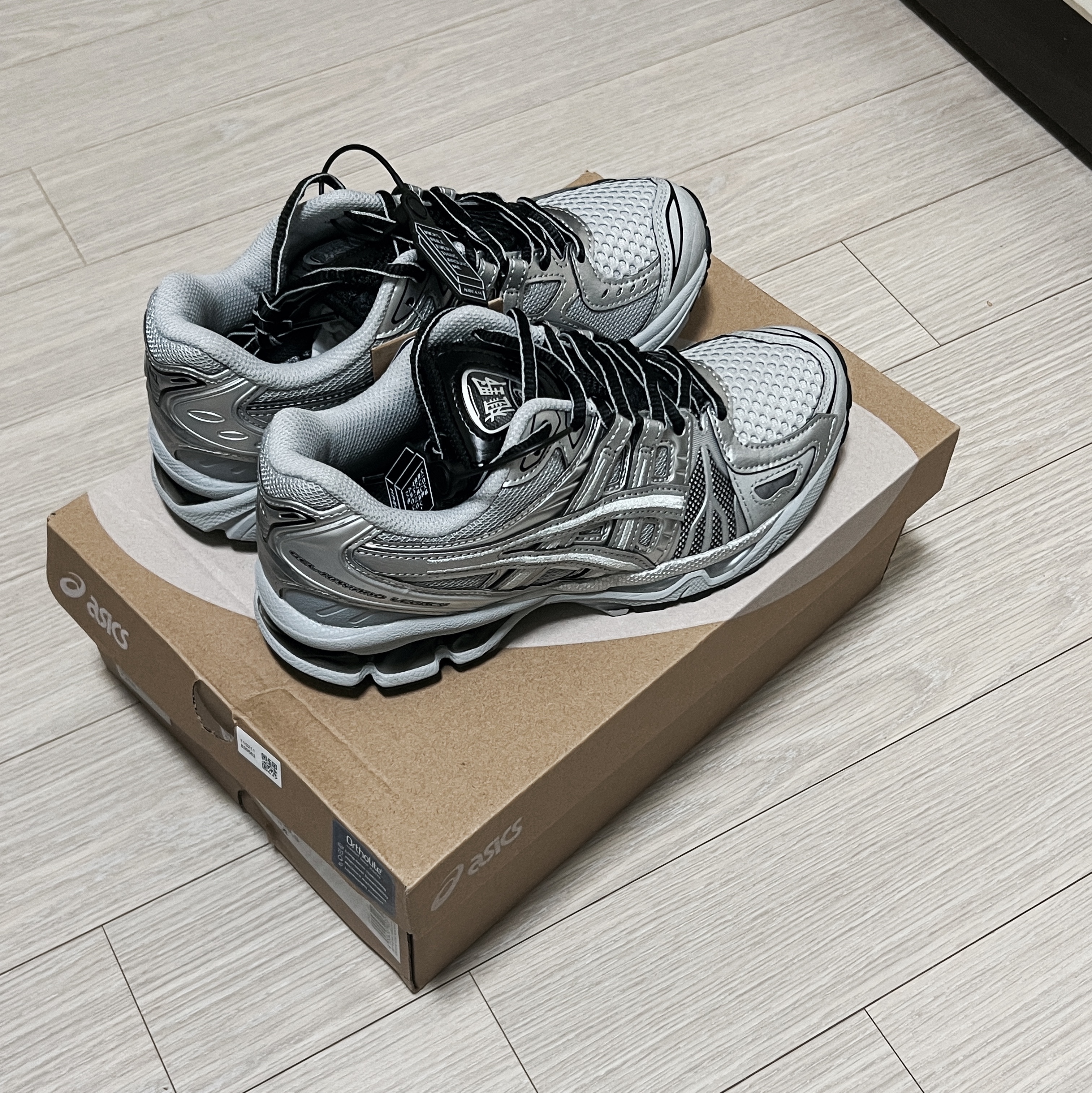 Asics Gel-Kayano Legacy Pure Silver 착용 스타일