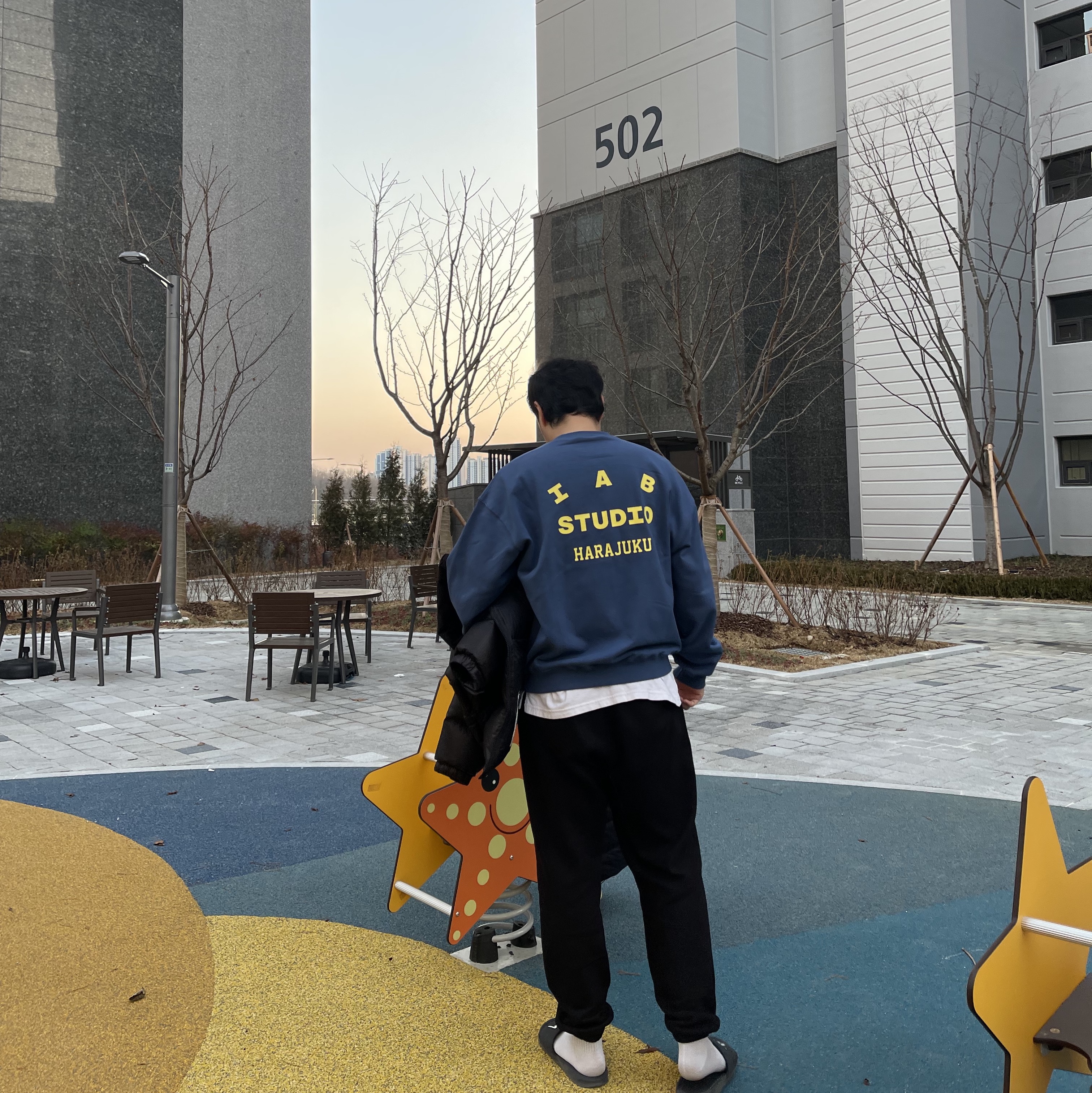 IAB Studio Harajuku Sweatshirt Navy - Harajuku Exclusive 착용 스타일 - 2
