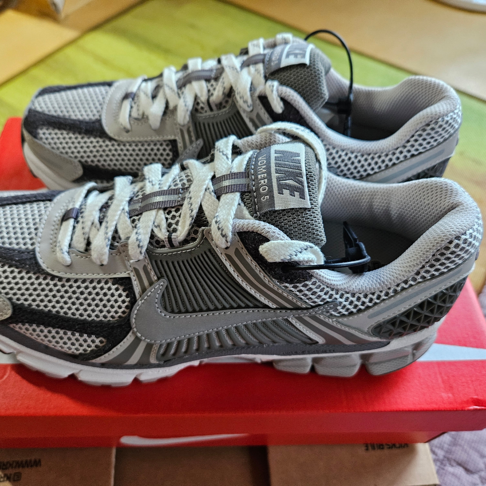 Nike Zoom Vomero 5 PRM Light Iron Ore and Flat Fewter 착용 스타일 - 1