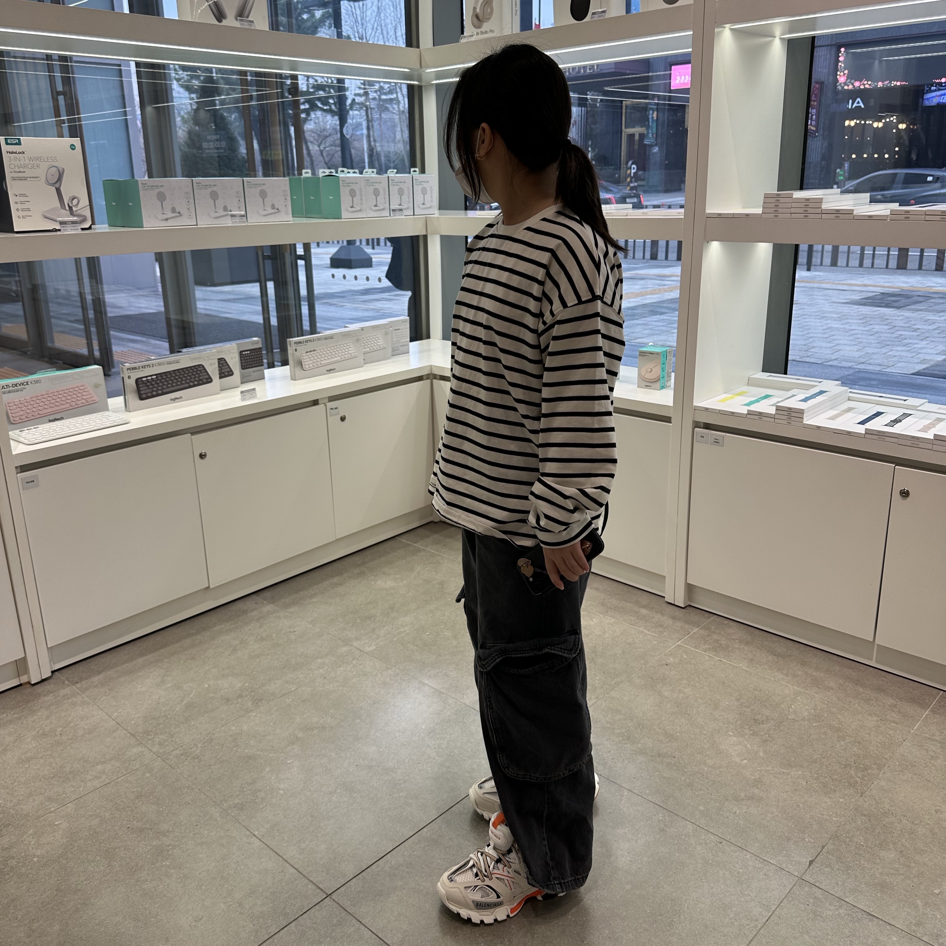 (W) Balenciaga Track Sneakers White Orange 착용 스타일