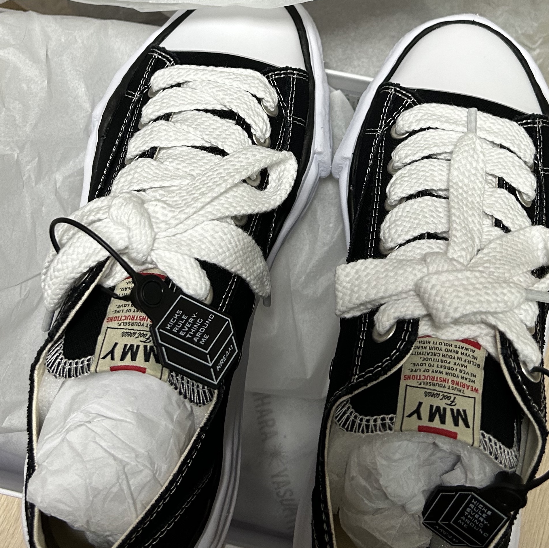 Maison Mihara Yasuhiro Peterson OG Sole Canvas Low Sneakers Black 착용 스타일