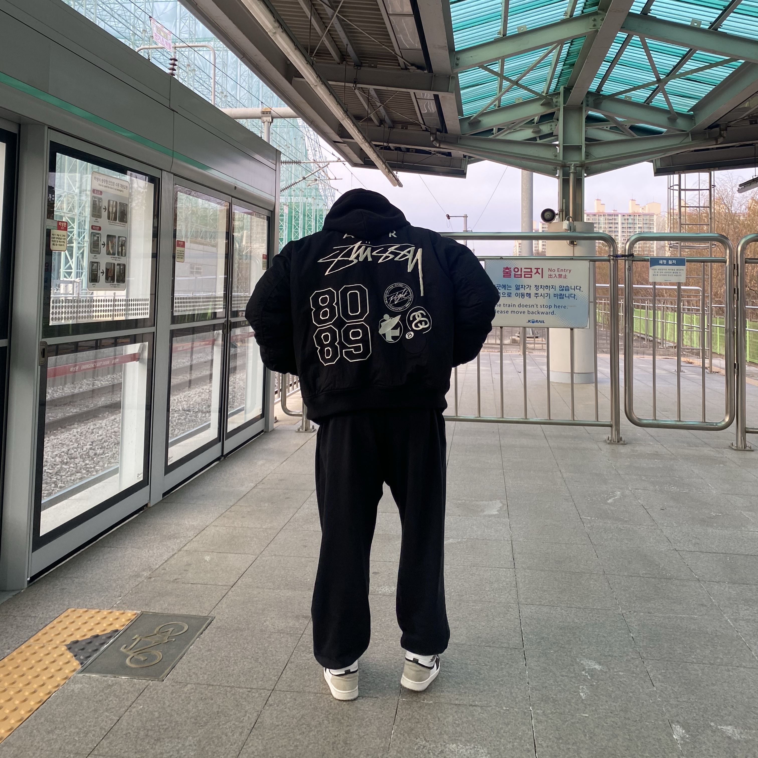 Nike x Stussy Reversible Jacket Black (FJ9153-010), Jordan 1 Retro High OG Bleached Coral 착용 스타일