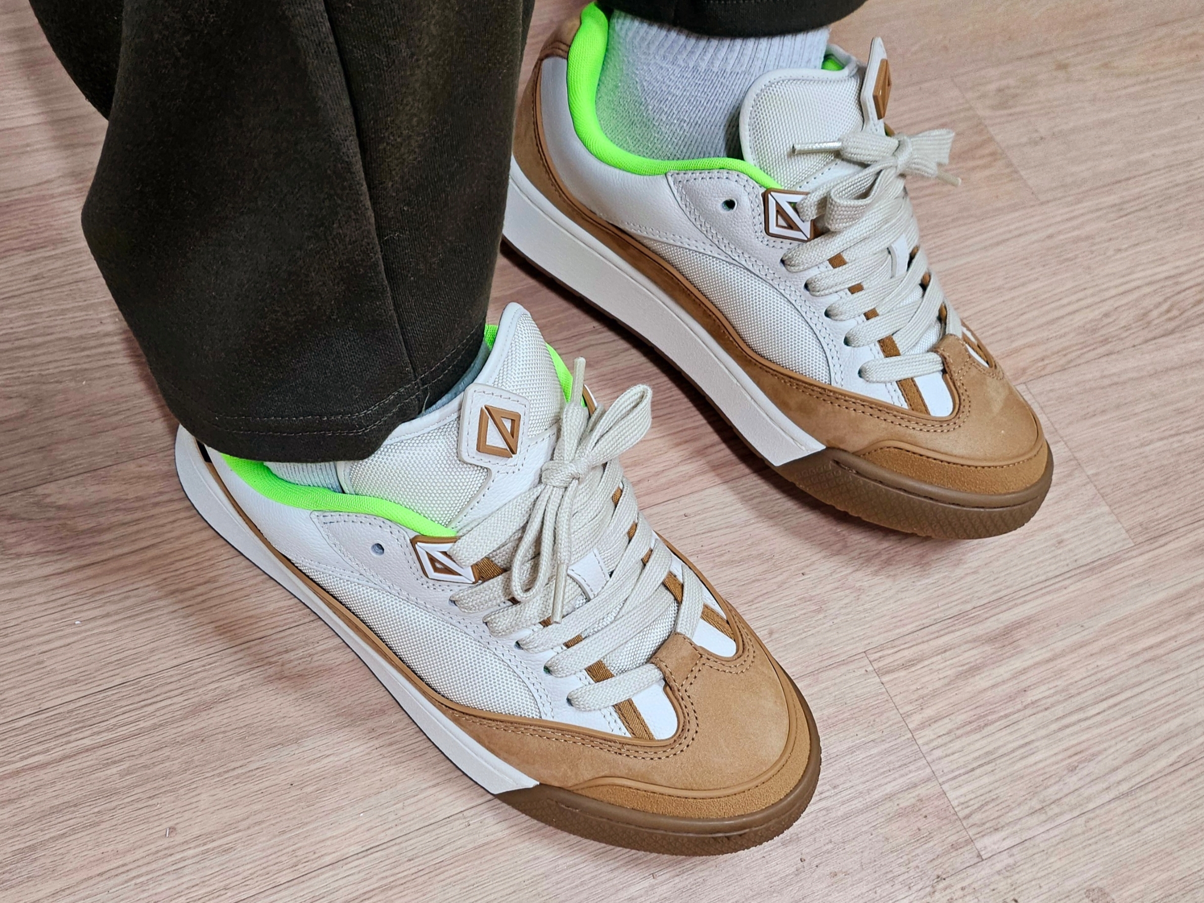 Dior x Cactus Jack B713 Sneakers Cream Coffee 착용 스타일 - 2
