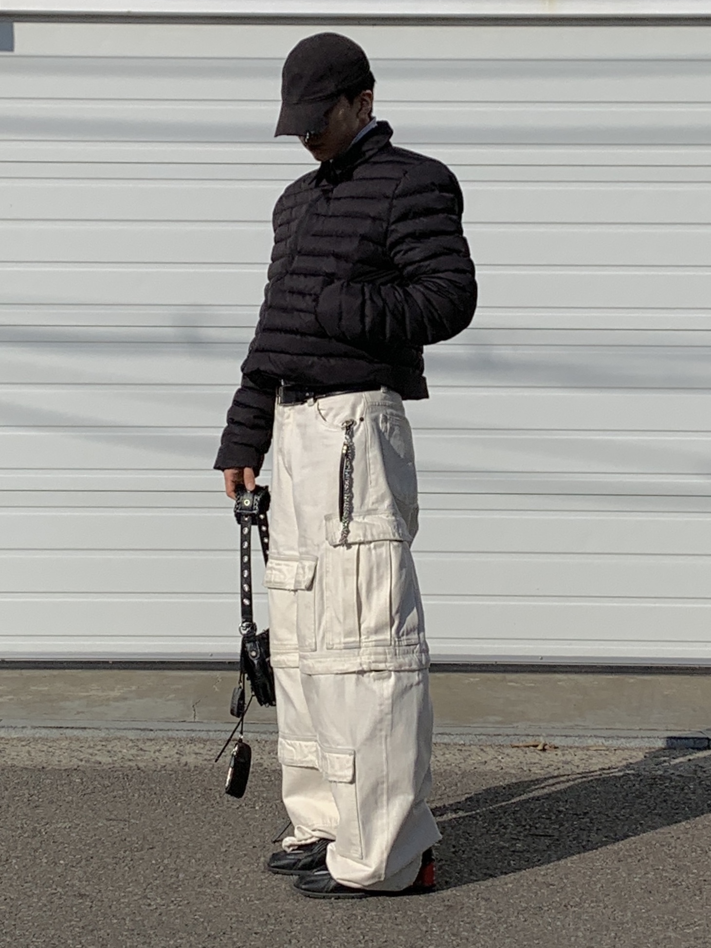 Balenciaga Heavy Piercing Cap Faded Black, Balenciaga Le Cagole XS Flap Bag in Arena Lambskin Black 착용 스타일 - 1