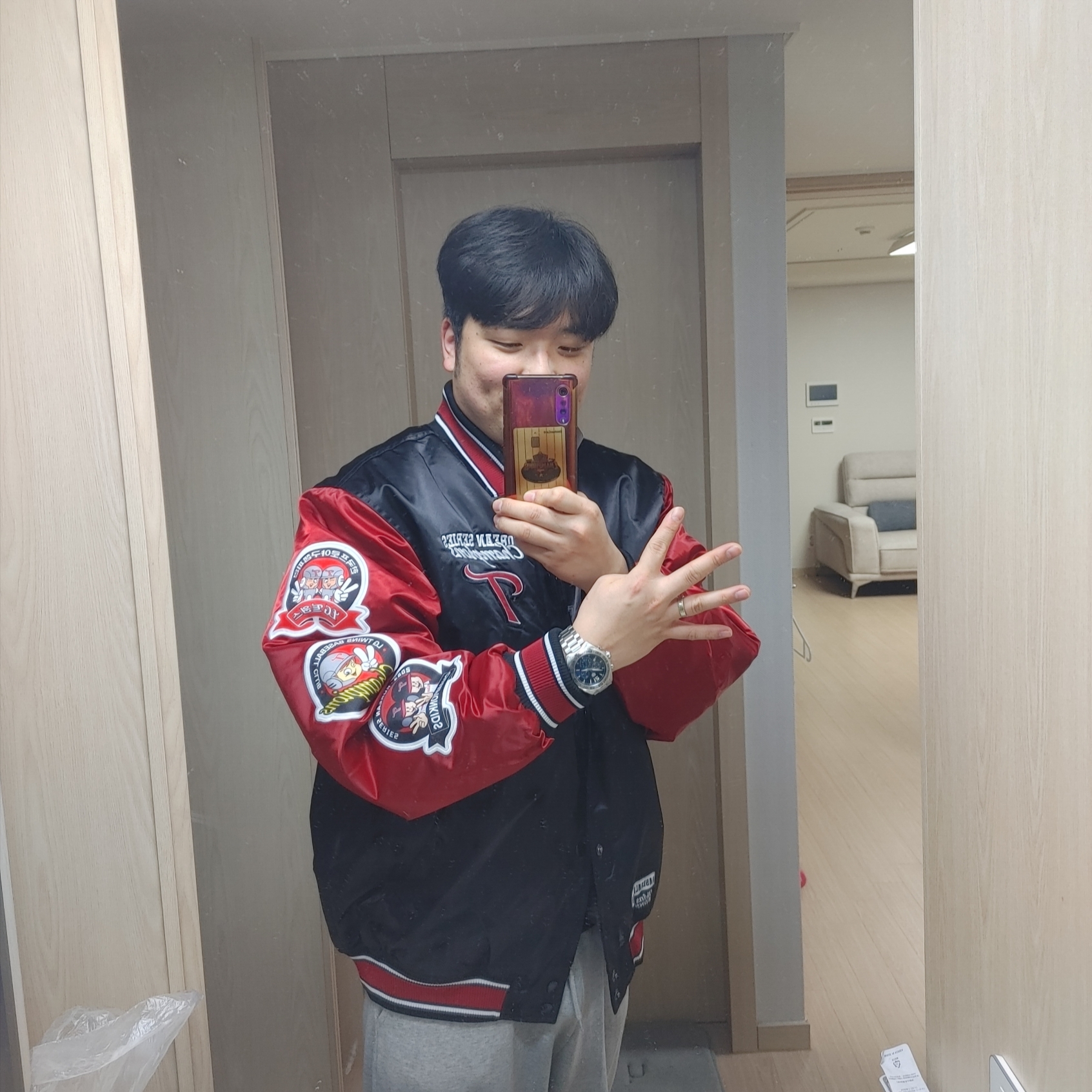 BDNS x LG TWINS 2023 Champions Jumper Red 착용 스타일 - 1