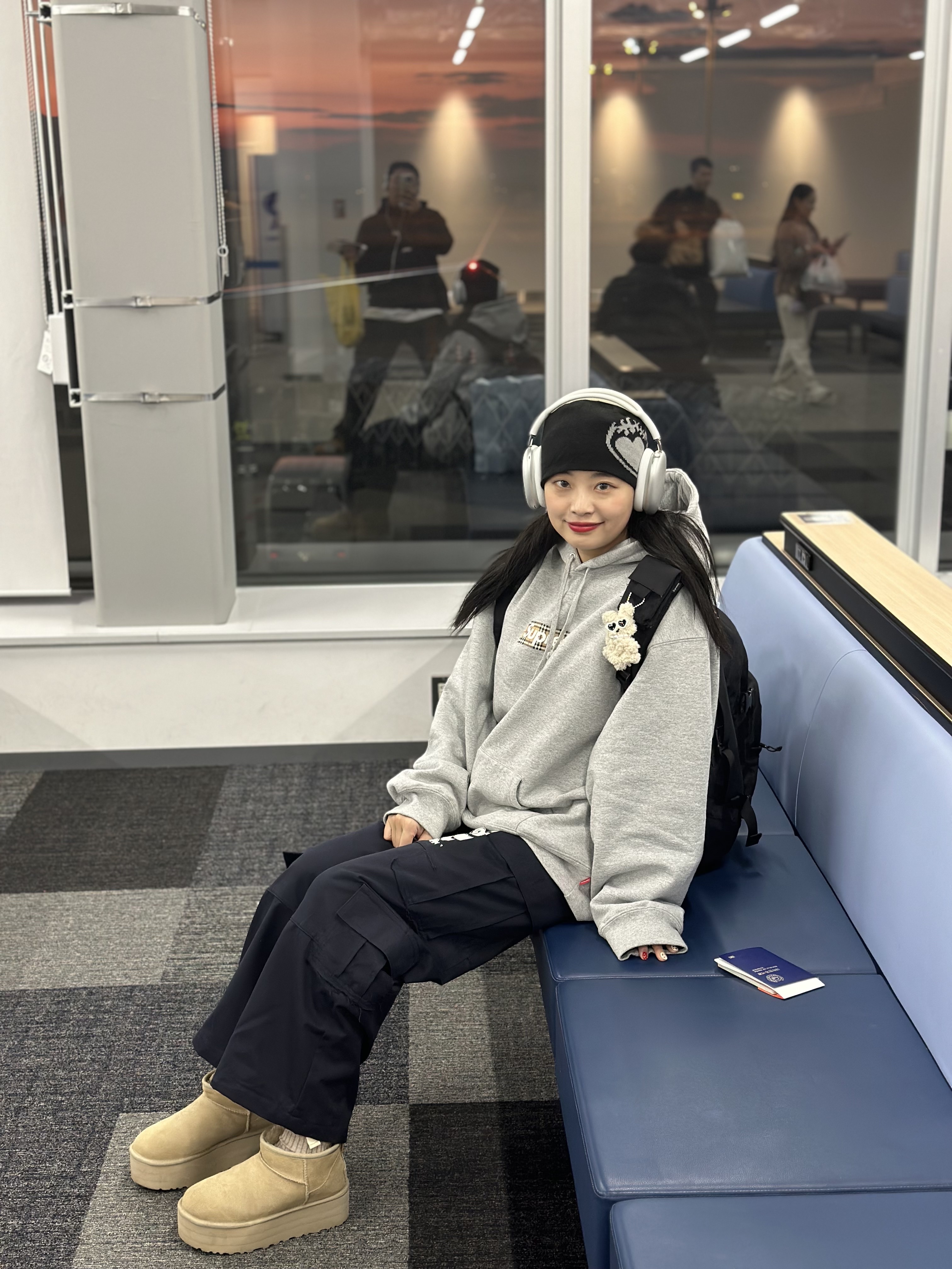 (W) UGG Classic Ultra Mini Platform Mustard Seed, Apple AirPods Max Lightning Silver (Korean Ver.) 착용 스타일 - 5