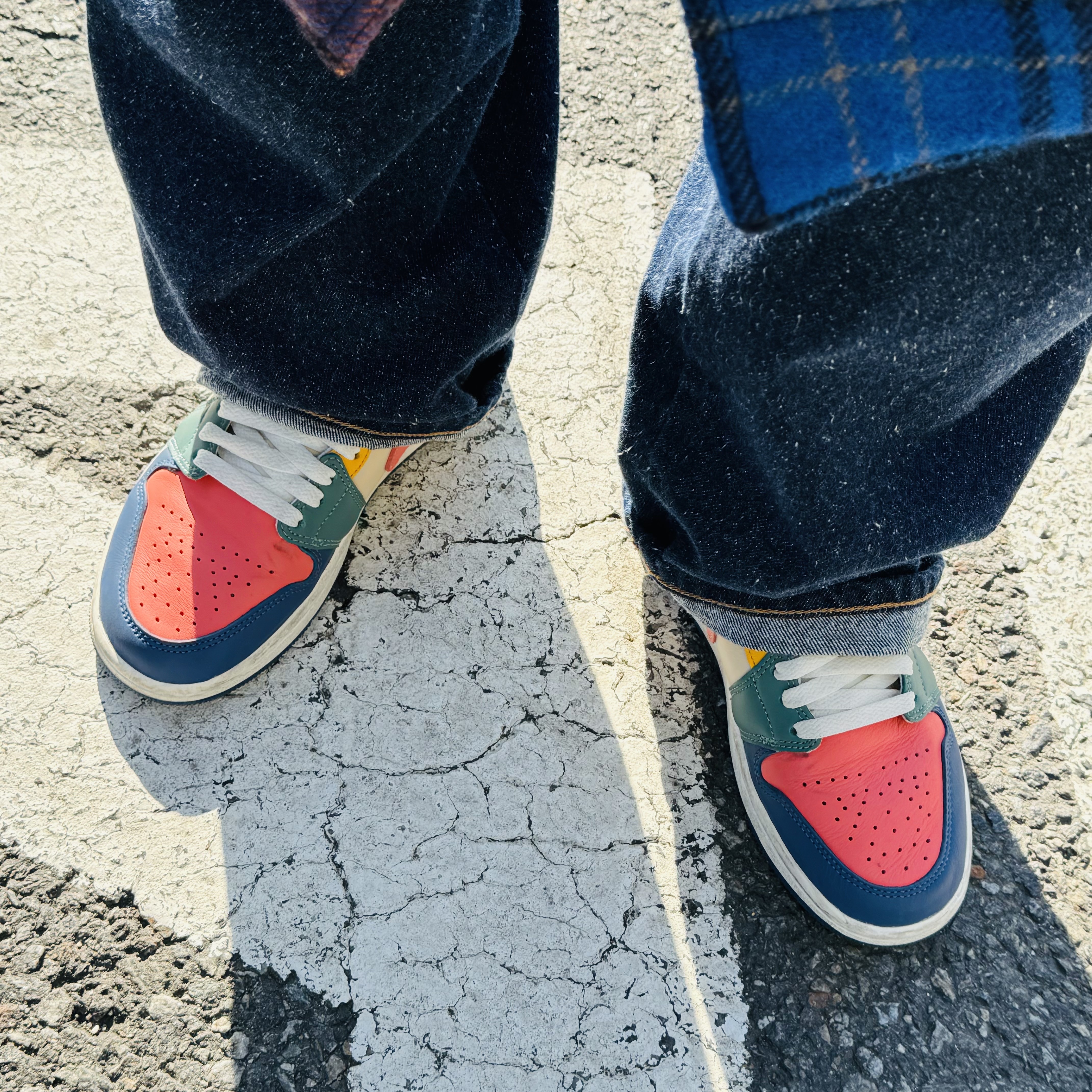 (W) Nike Dunk High LX Pistachio Midnight Navy, (W) Jordan 1 Mid SE French Blue Magic Amber 착용 스타일 - 4