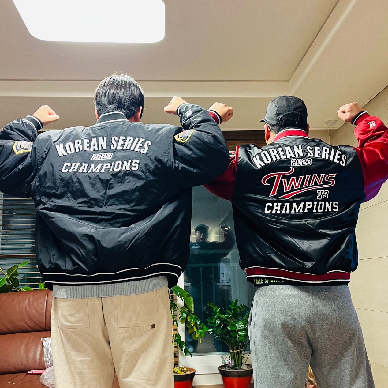 BDNS x LG TWINS 2023 Champions Jumper Black 착용 스타일 - 2