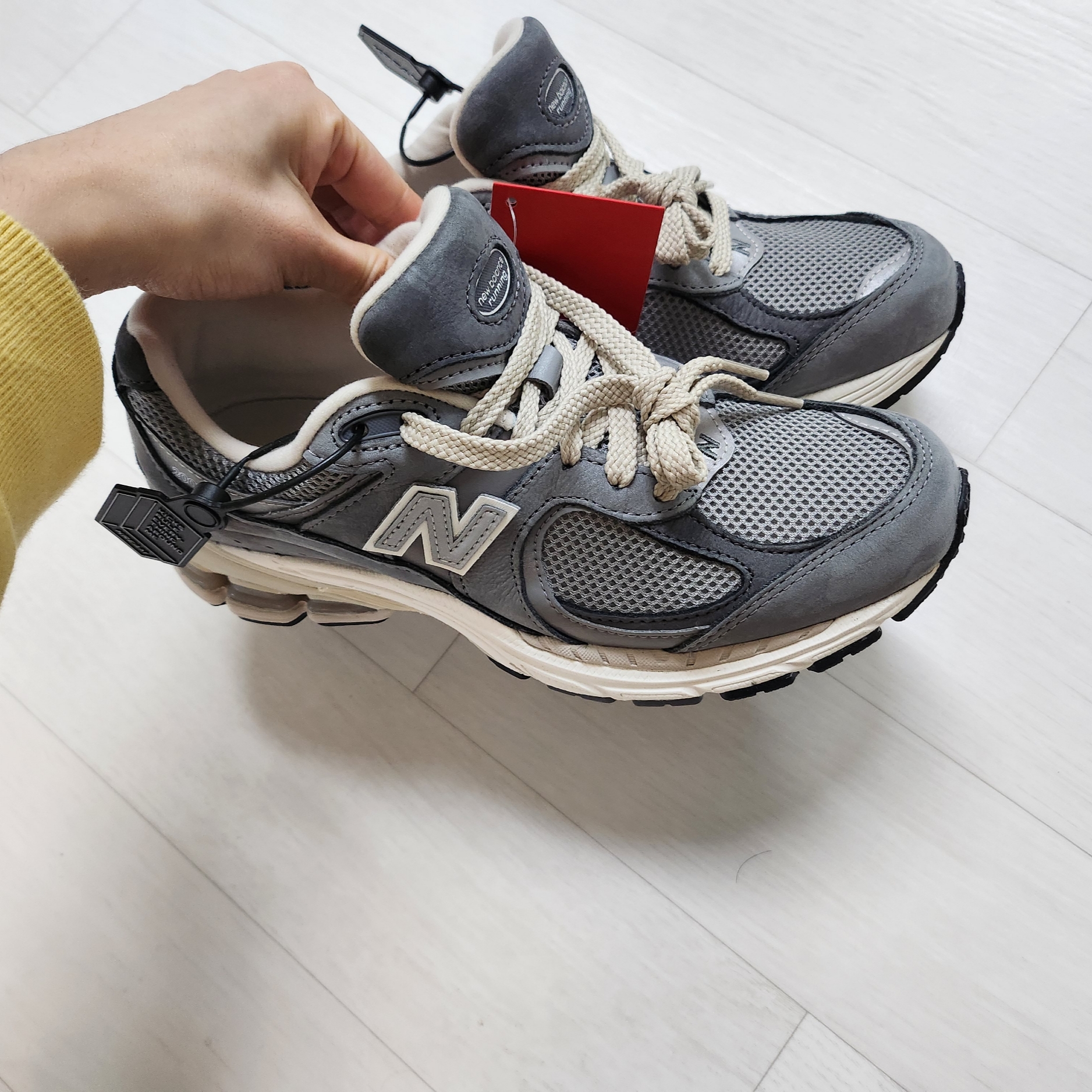 New Balance 2002R Premium Vintage Grey 착용 스타일 - 3
