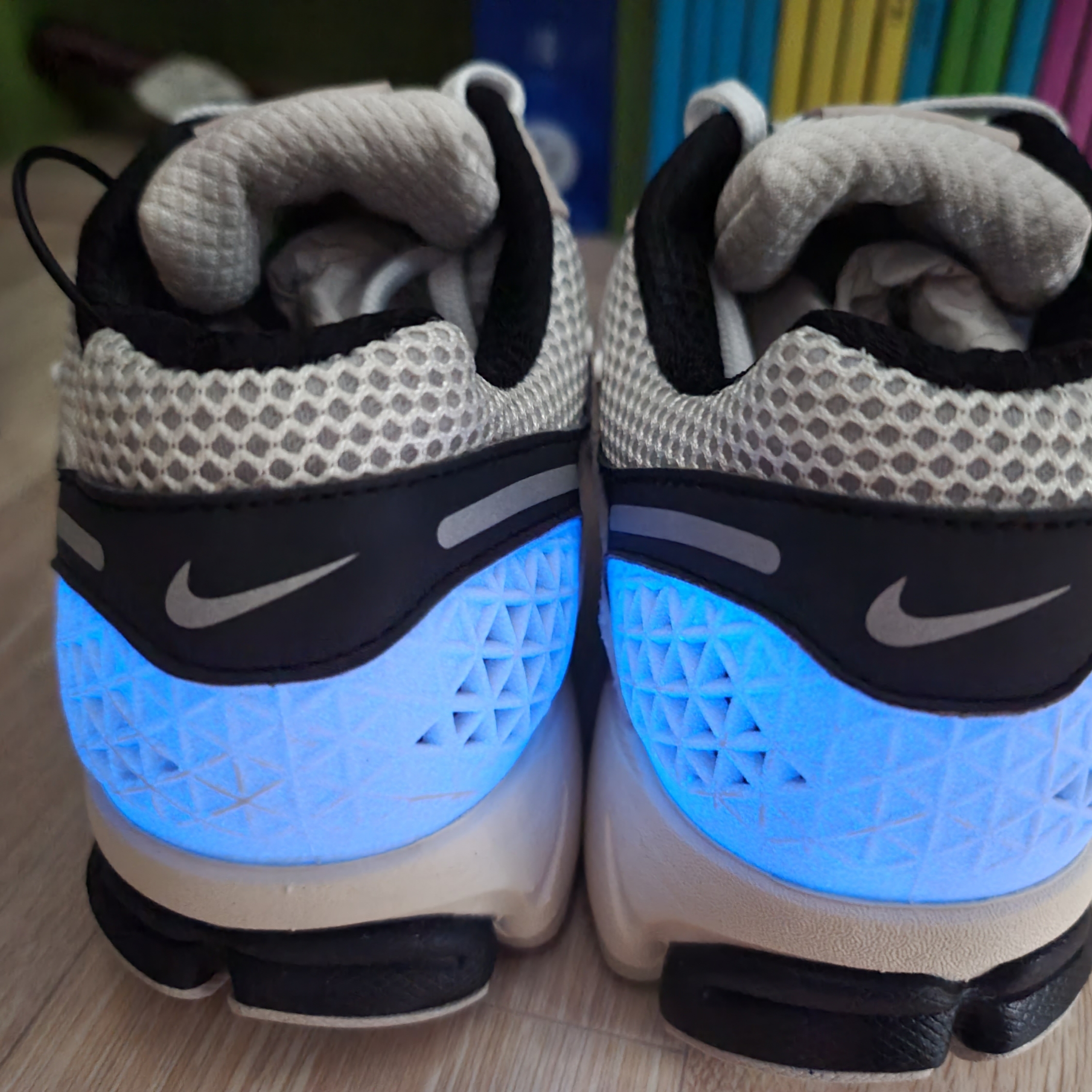 Nike Zoom Vomero 5 Light Bone and Black 착용 스타일 - 3