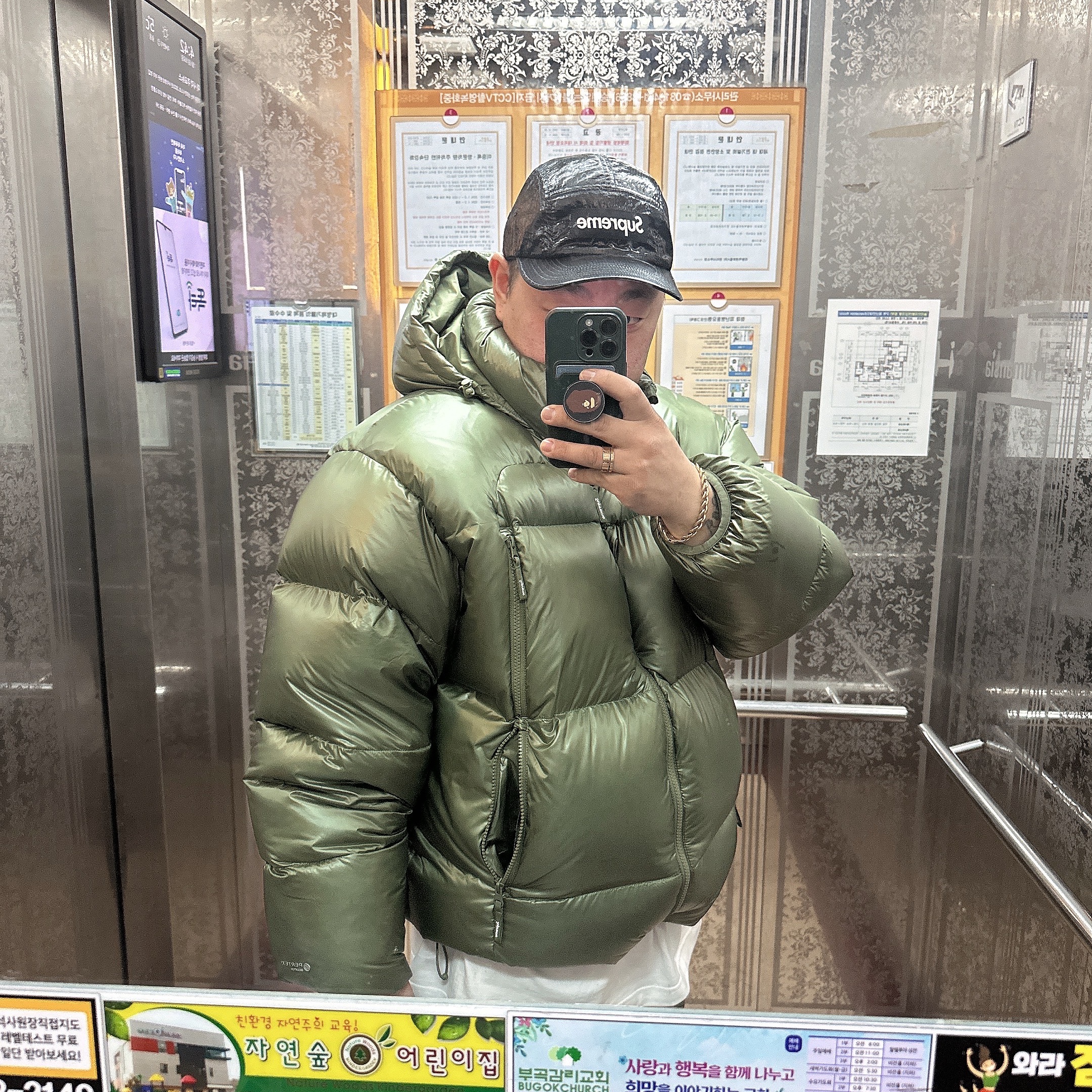 Supreme Featherweight Down Puffer Jacket Olive - 23FW 착용 스타일