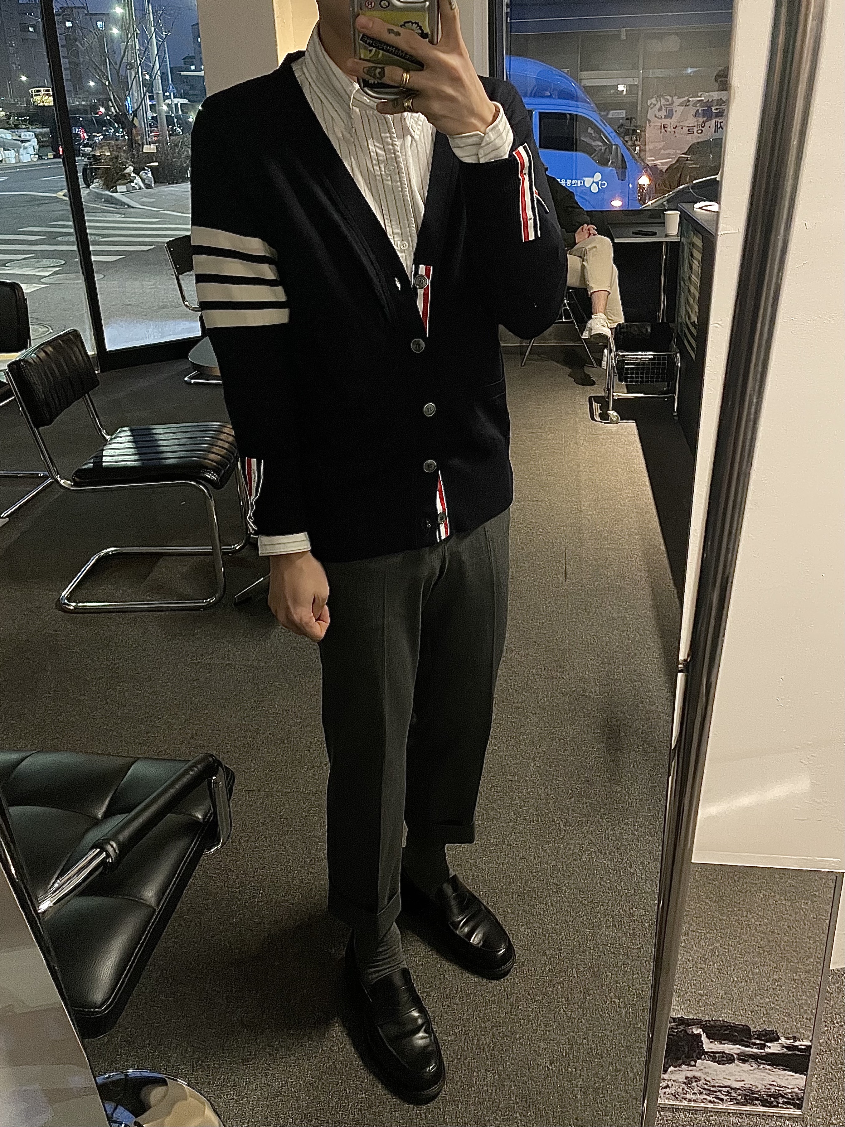 Thom Browne Cashmere 4-Bar Cardigan Navy 착용 스타일 - 1