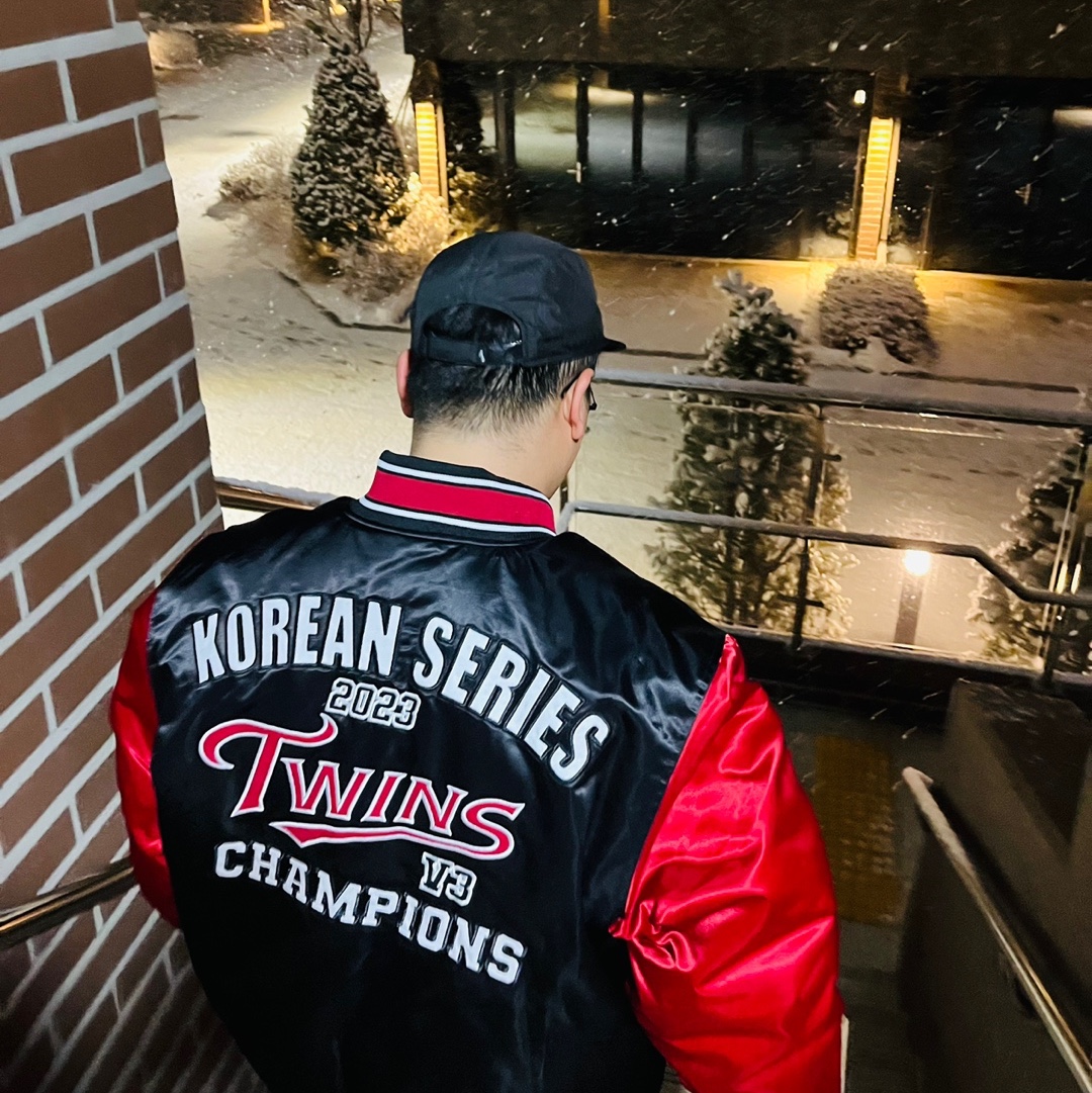 BDNS x LG TWINS 2023 Champions Jumper Black 착용 스타일 - 1