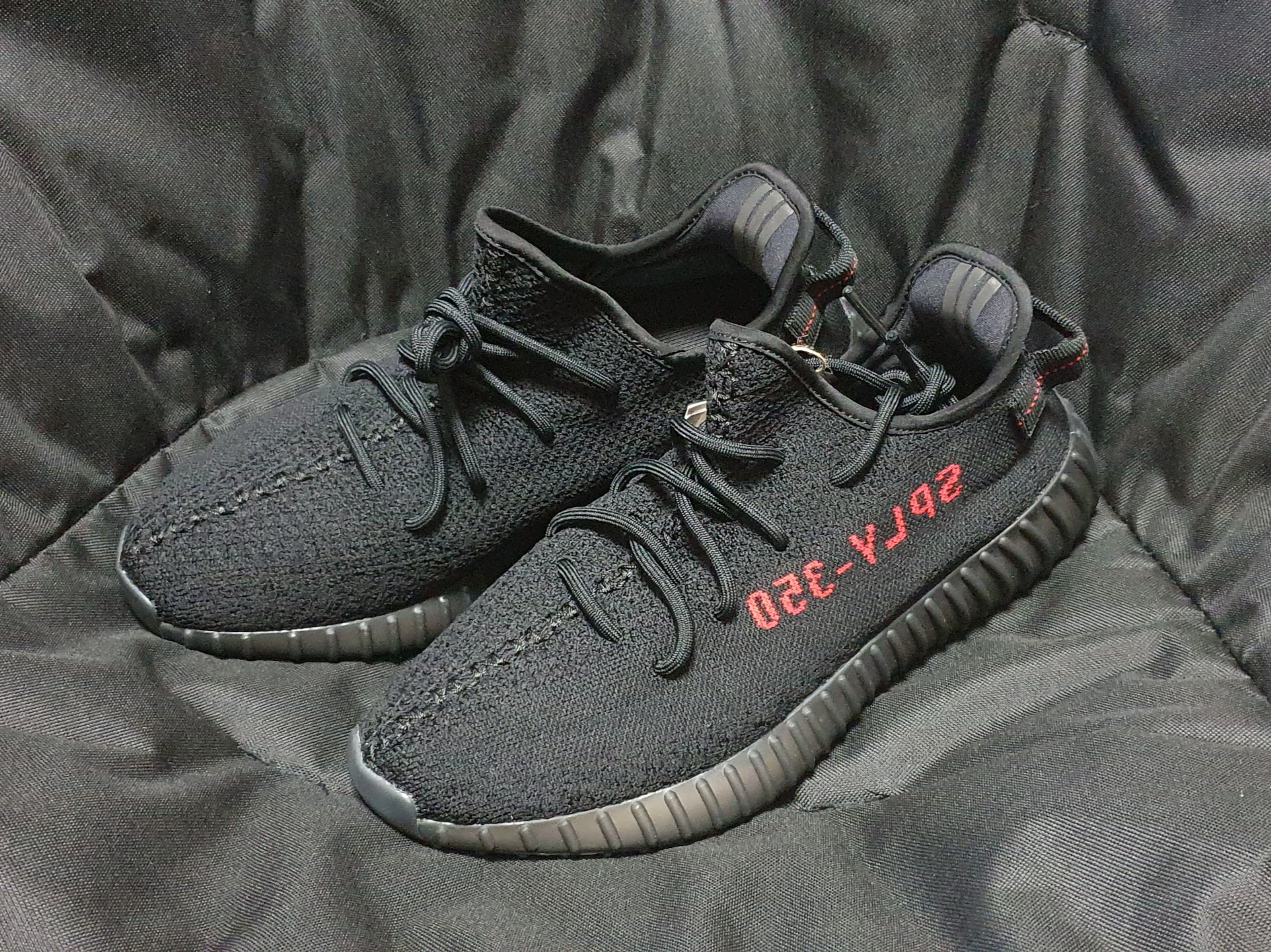 Adidas Yeezy Boost 350 V2 Black Red 2020 착용 스타일 - 1