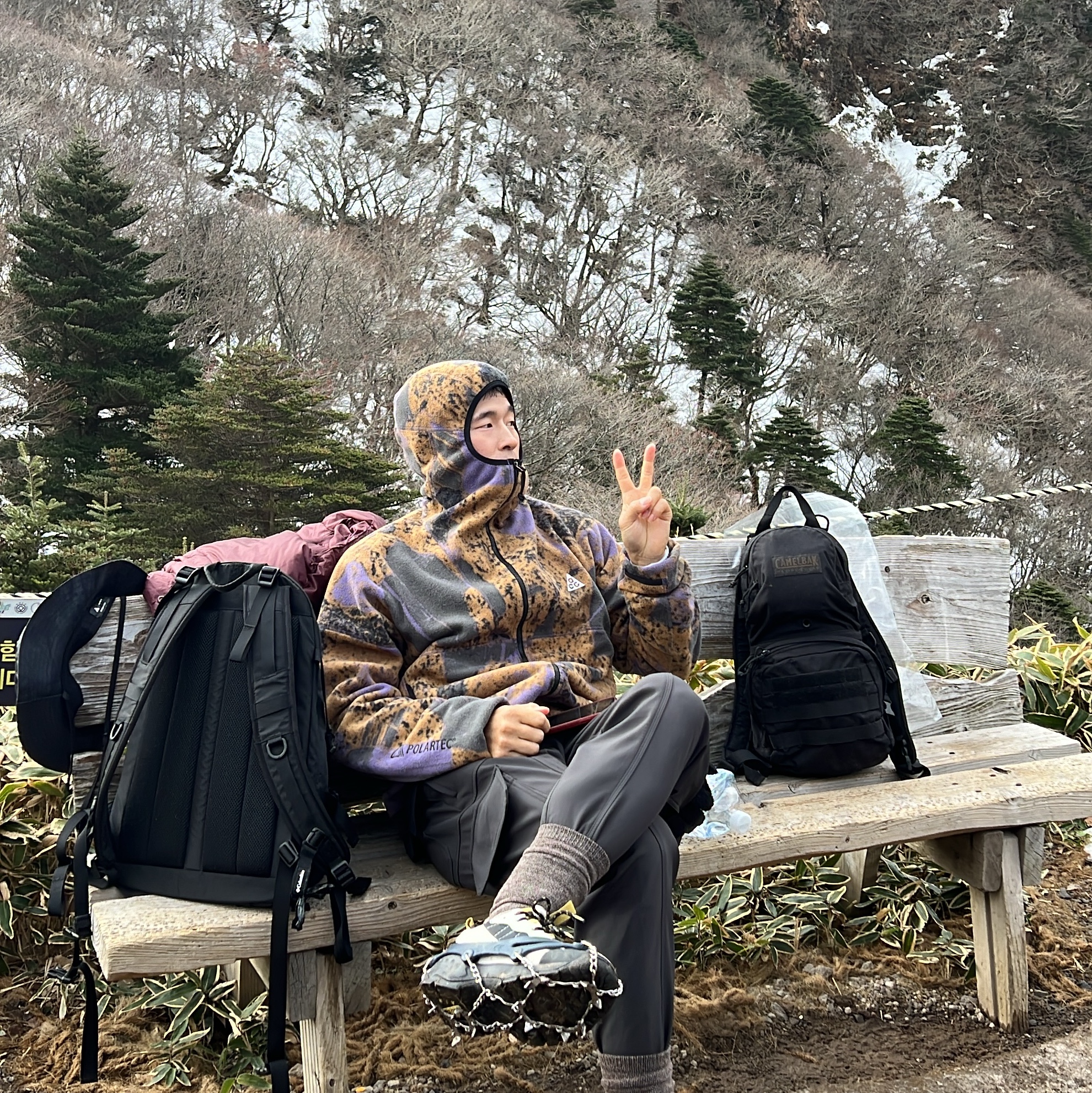 Nike ACG Therma-Fit Wolf Tree Fleece Allover Print Full zip Hoodie Canyon Purple Black- Asia, Nike ACG Air Mada Black and Celery Light Bone 착용 스타일 - 2