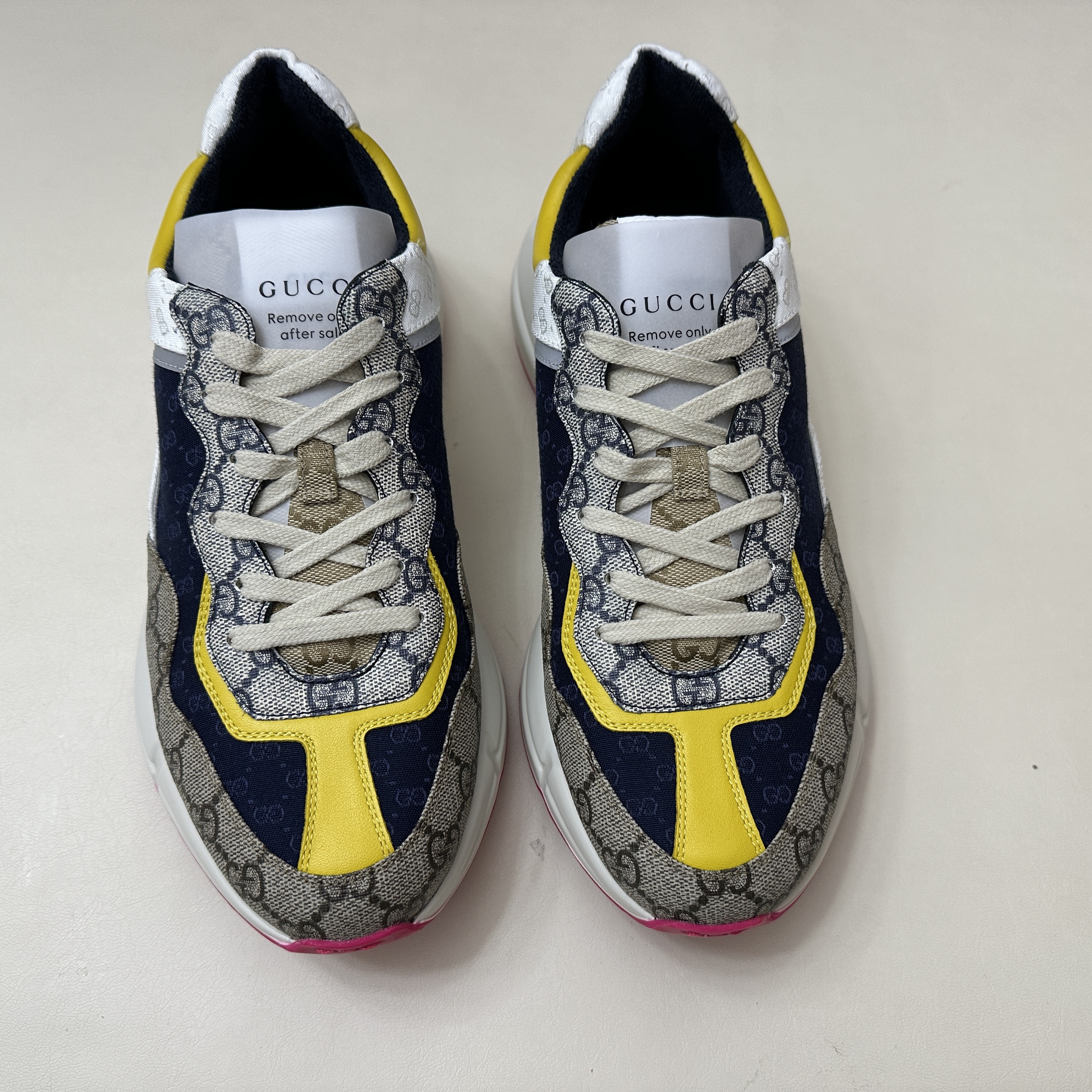 Gucci GG Rhyton Beige Sneakers Ebony Blue 착용 스타일