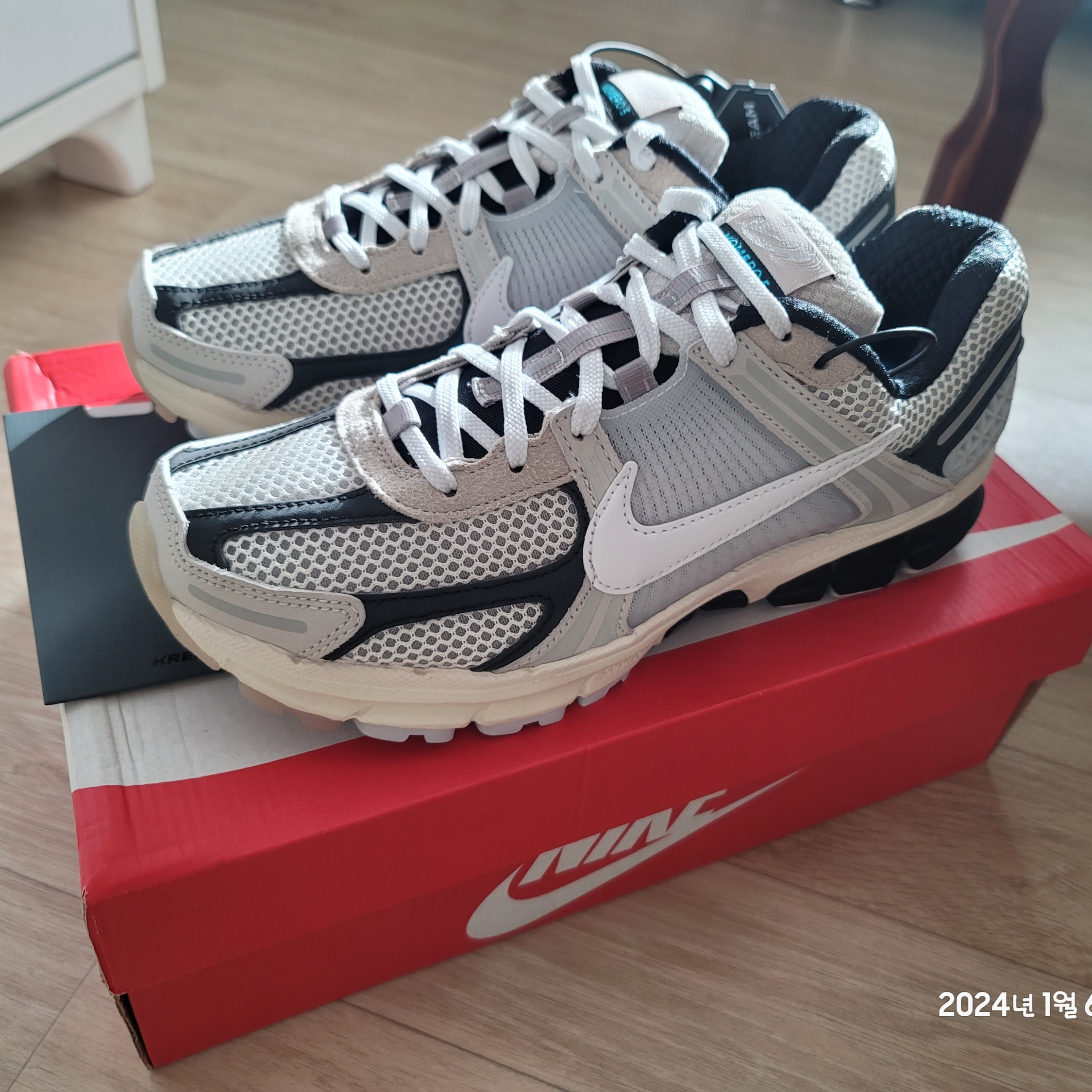 Nike Zoom Vomero 5 Light Bone and Black 착용 스타일 - 4