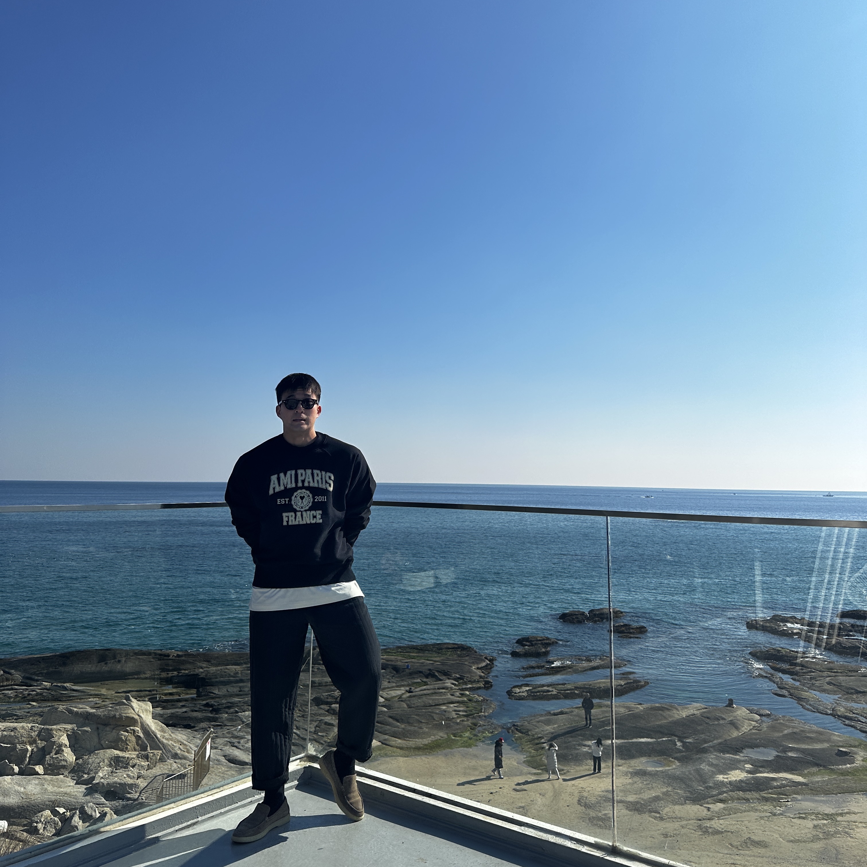 AMI Paris France Sweatshirt Black, New Balance 574 Legacy Black 착용 스타일 - 4