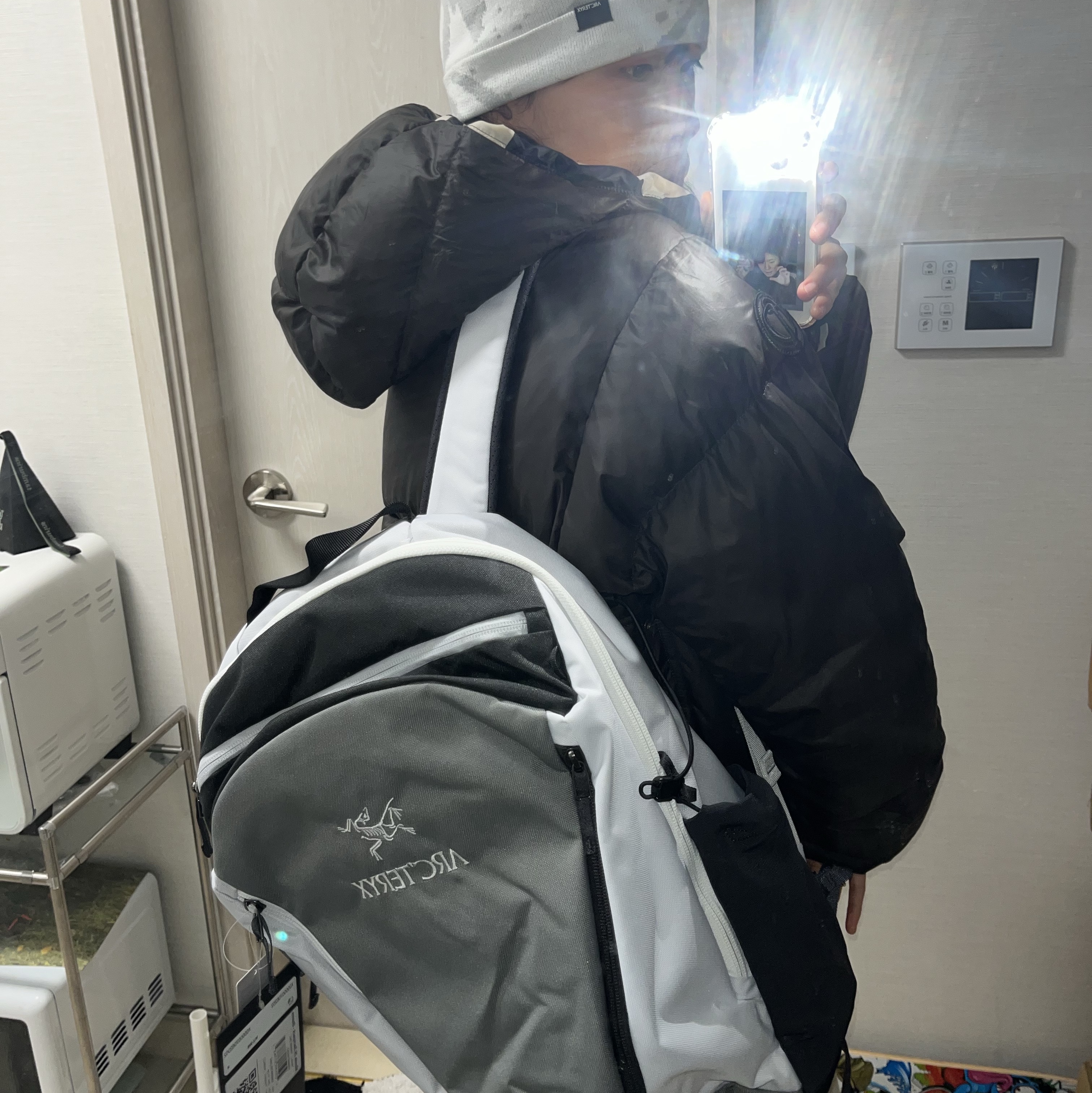 Arc'teryx x Beams Mantis 26 Backpack Tranquil, Arc'teryx Lightweight Grotto Toque White Light Solitude 착용 스타일 - 3