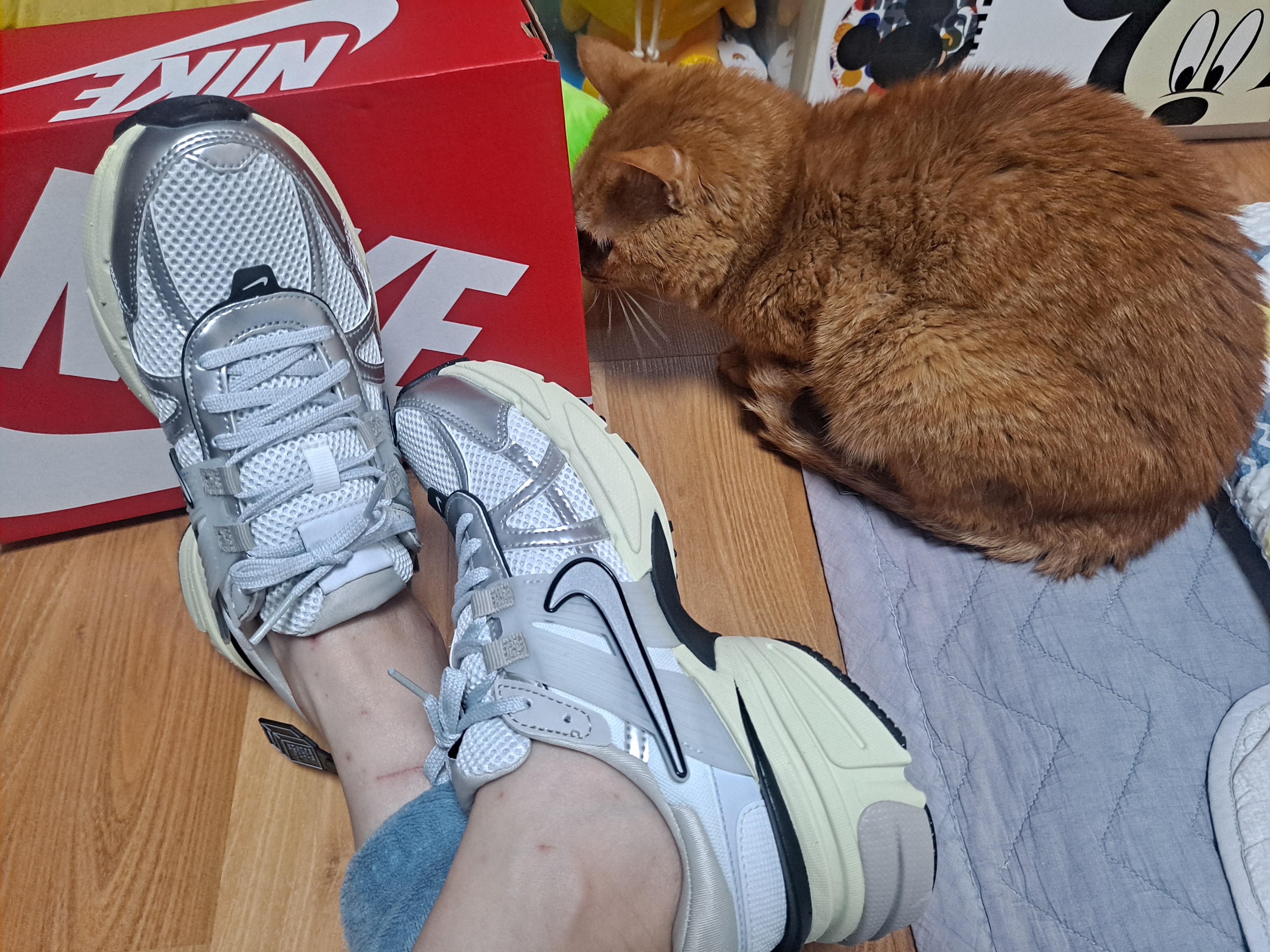 Nike V2K Run Summit White Metallic Silver 착용 스타일