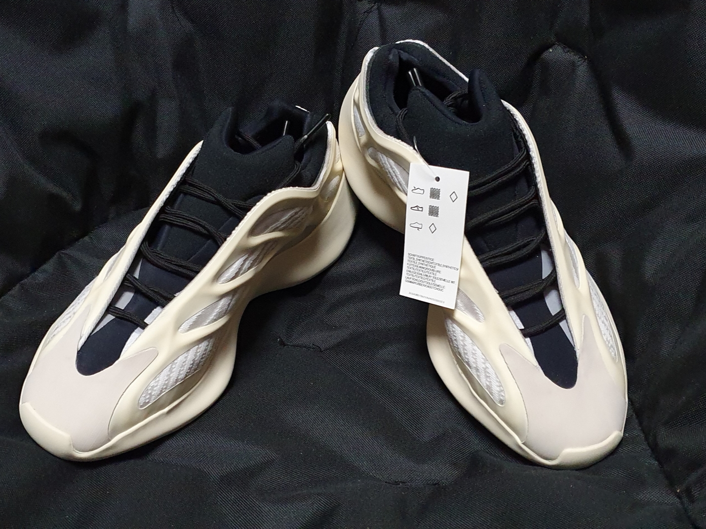 Adidas Yeezy 700 V3 Azael 2019 착용 스타일