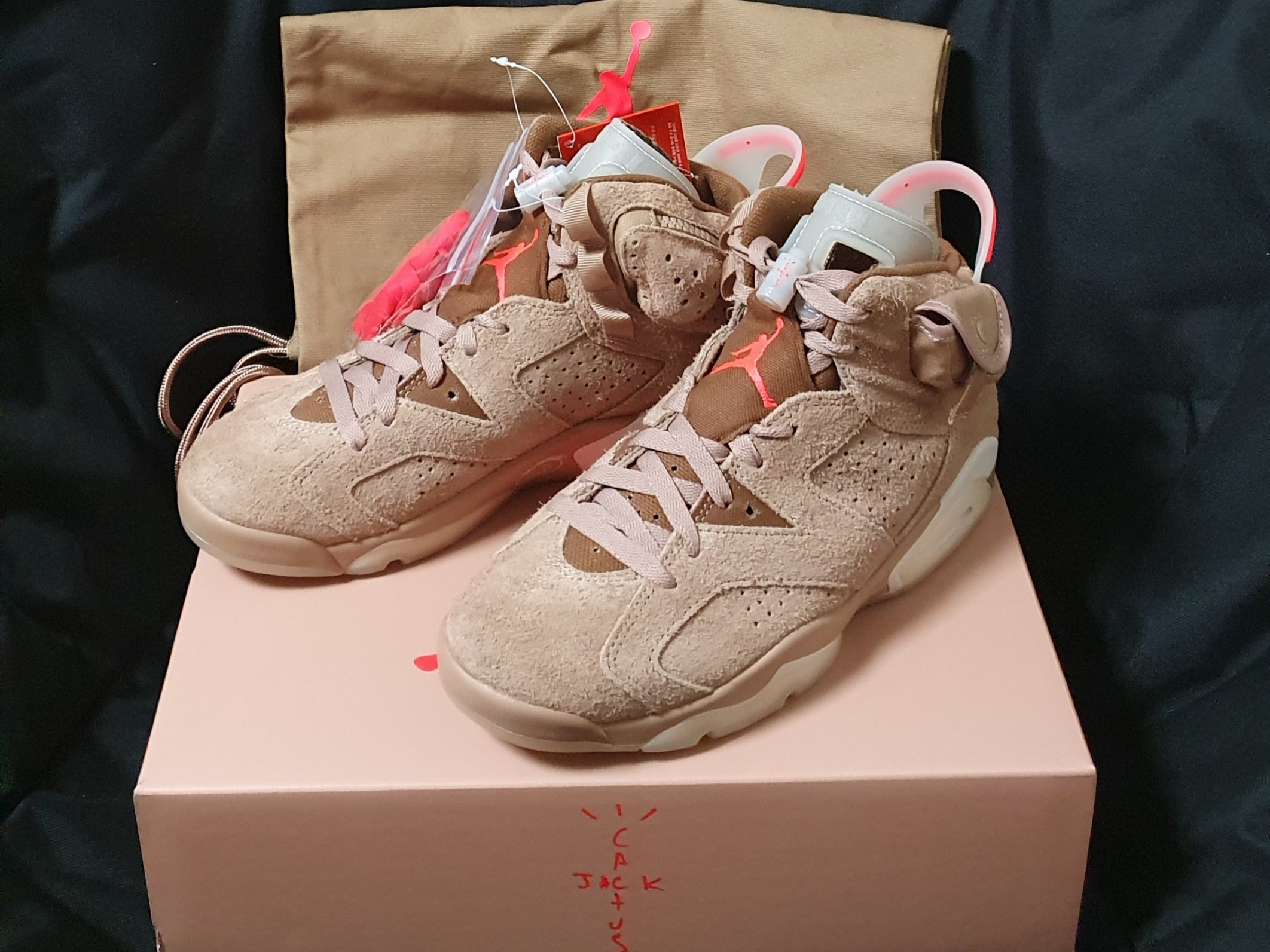 Jordan 6 x Travis Scott Retro SP British Khaki 착용 스타일 - 2