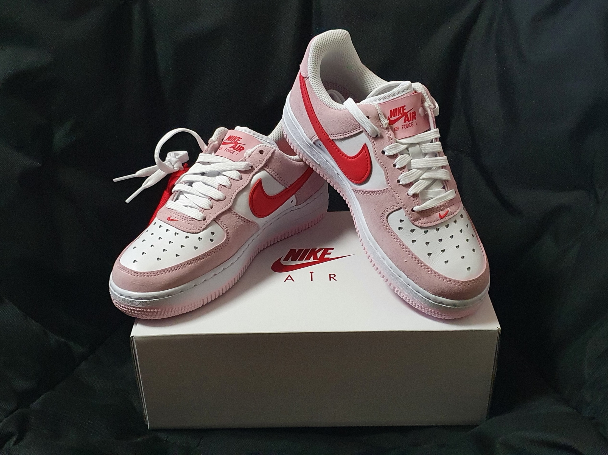Nike Air Force 1 '07 QS Valentine's Day 착용 스타일 - 1