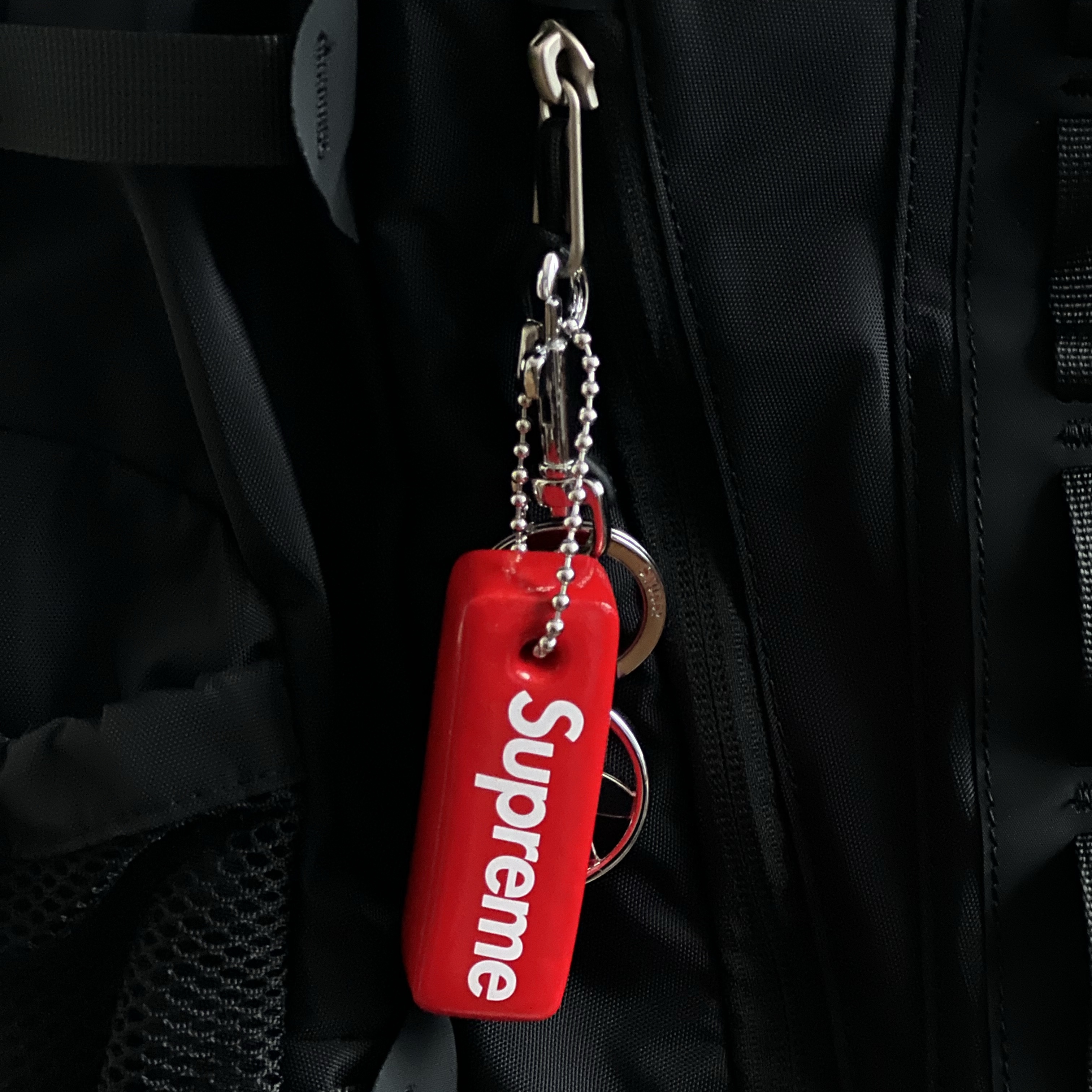 Supreme Floating Keychain Red - 23FW 착용 스타일