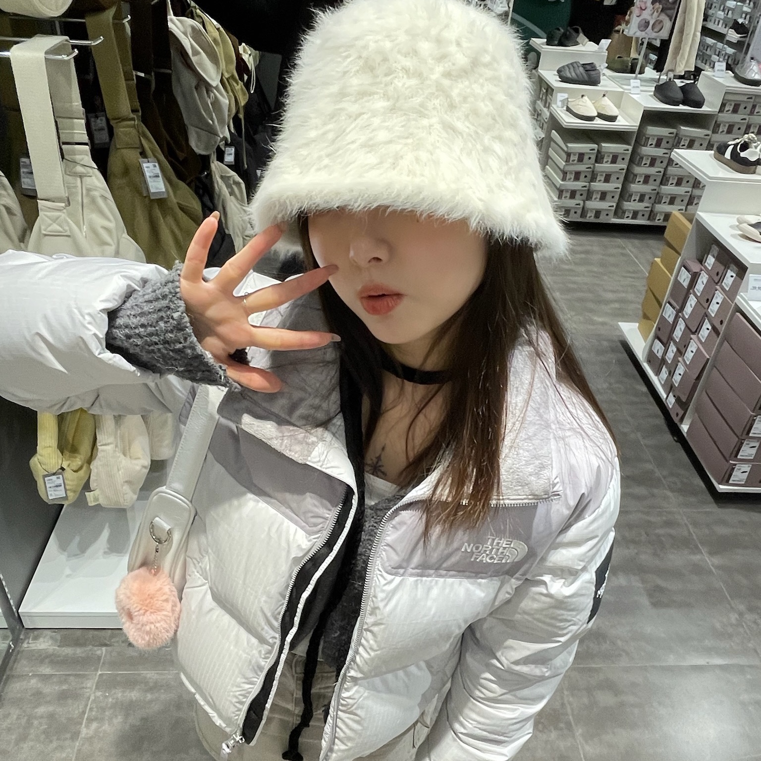 (W) The North Face White Label Novelty Nuptse Down Jacket Ice Gray 착용 스타일 - 2