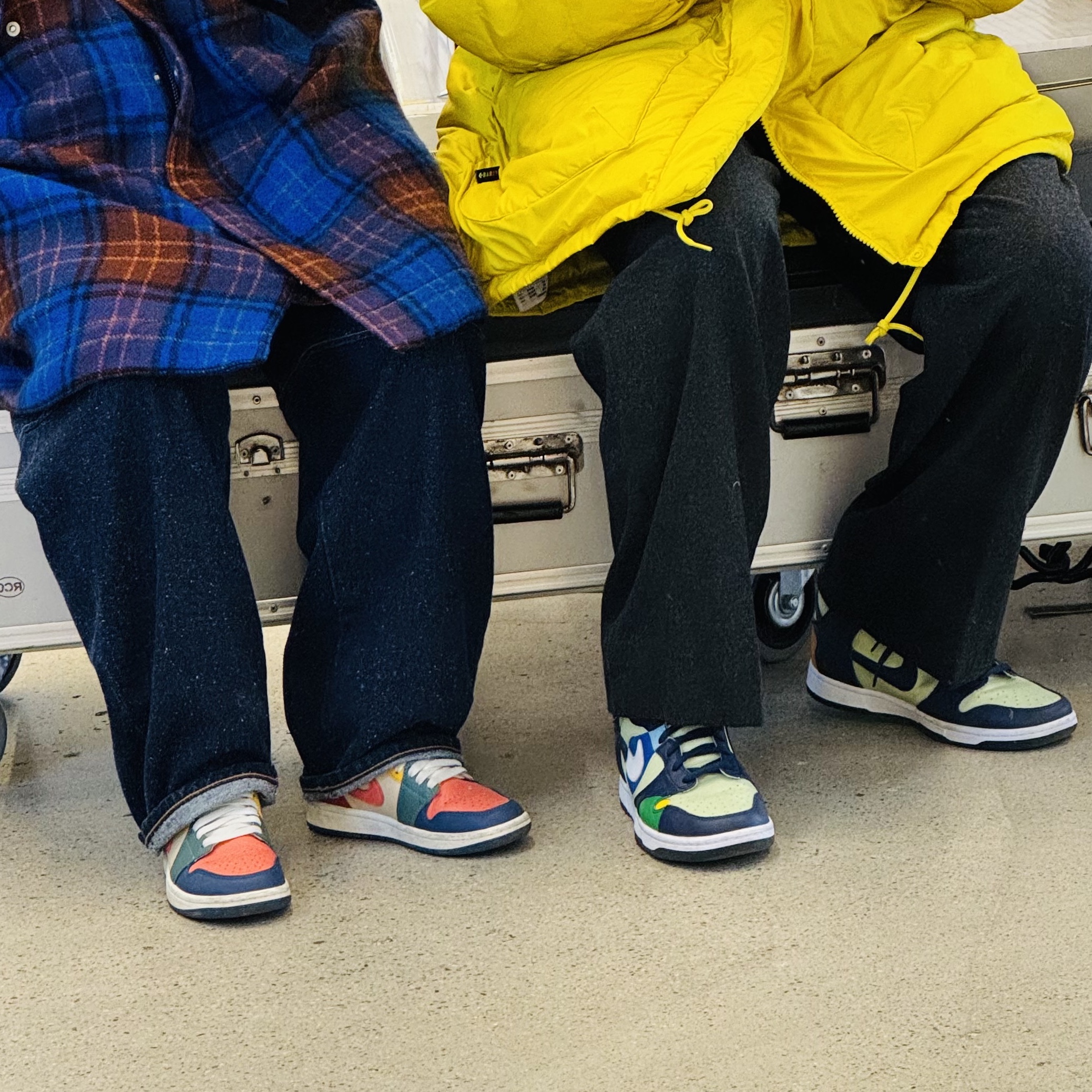 (W) Nike Dunk High LX Pistachio Midnight Navy, (W) Jordan 1 Mid SE French Blue Magic Amber 착용 스타일 - 1
