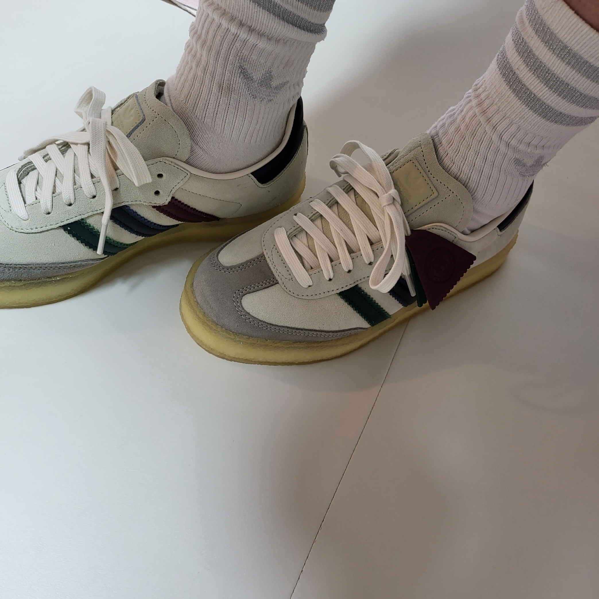 Adidas x Clarks x Ronnie Fieg 8th Street Samba Chalk White Collegiate Green 착용 스타일 - 2