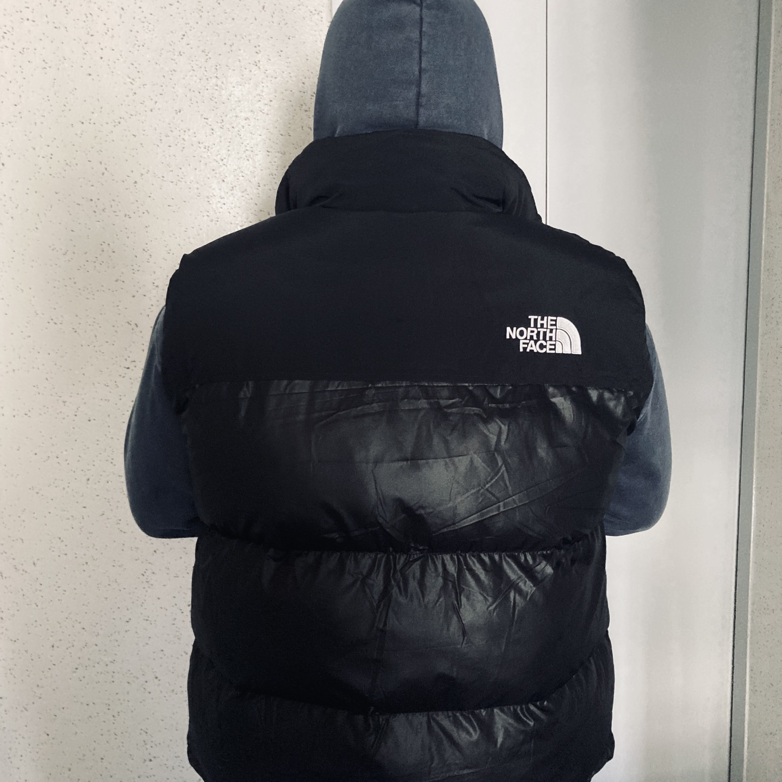 The North Face Nuptse On Ball Vest Real Black 착용 스타일