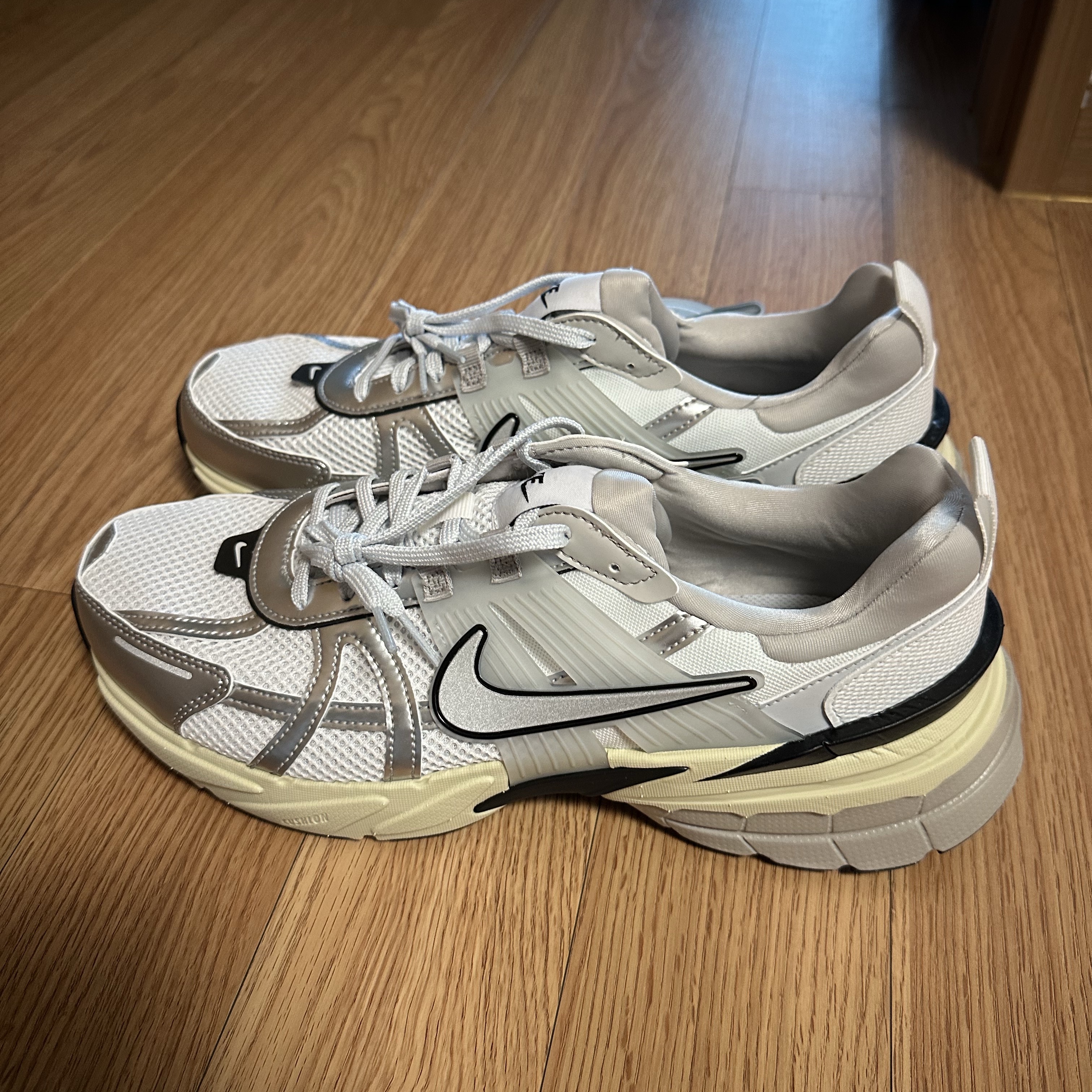 Nike V2K Run Summit White Metallic Silver 착용 스타일 - 2