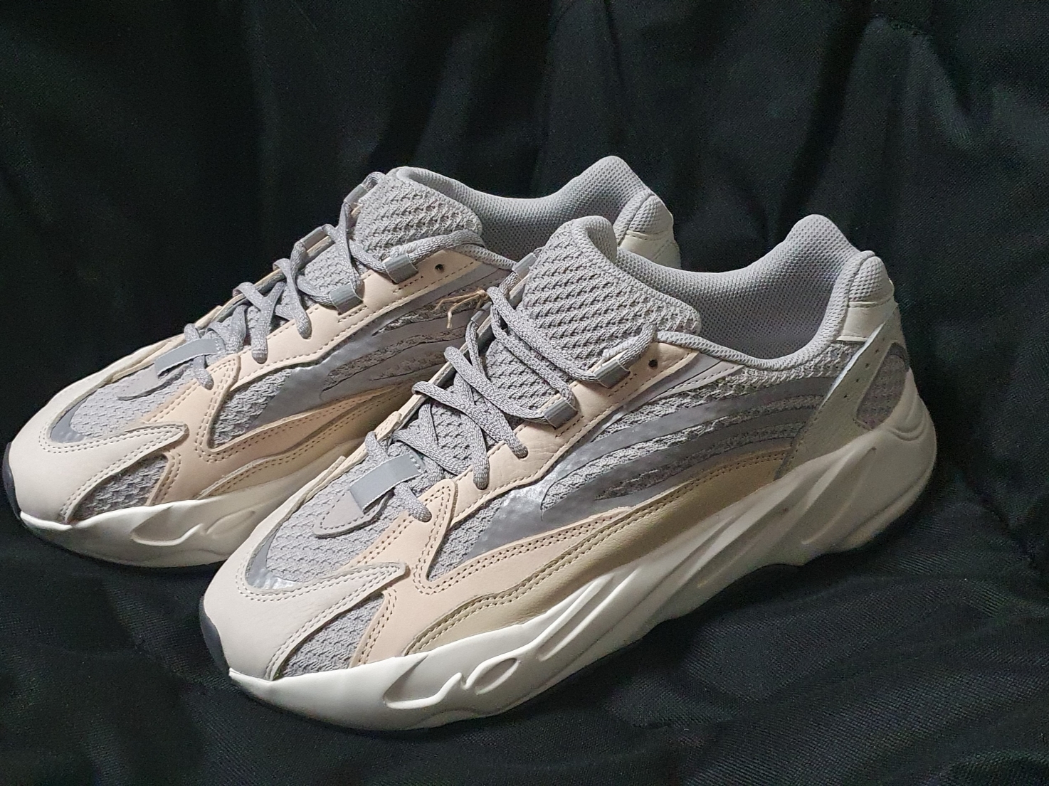 Adidas Yeezy Boost 700 V2 Cream 착용 스타일 - 2