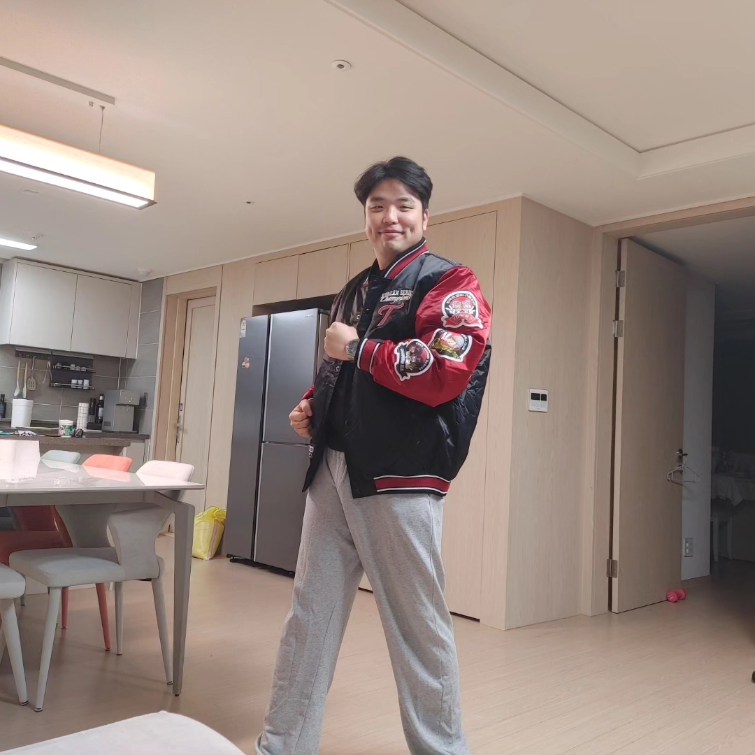 BDNS x LG TWINS 2023 Champions Jumper Red 착용 스타일 - 2
