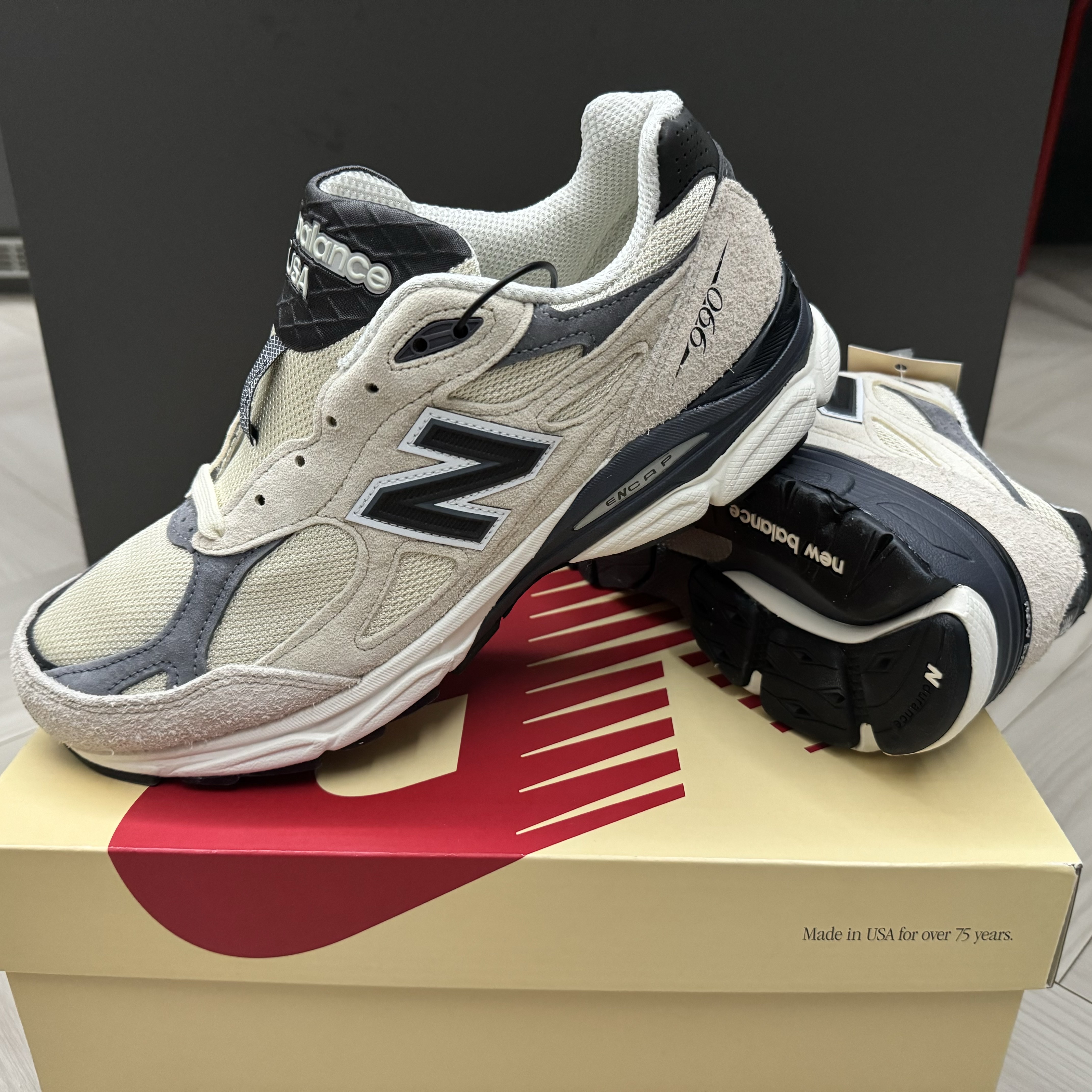 New Balance 990v3 Made in USA Moonbeam Macadamia Nut 착용 스타일 - 2