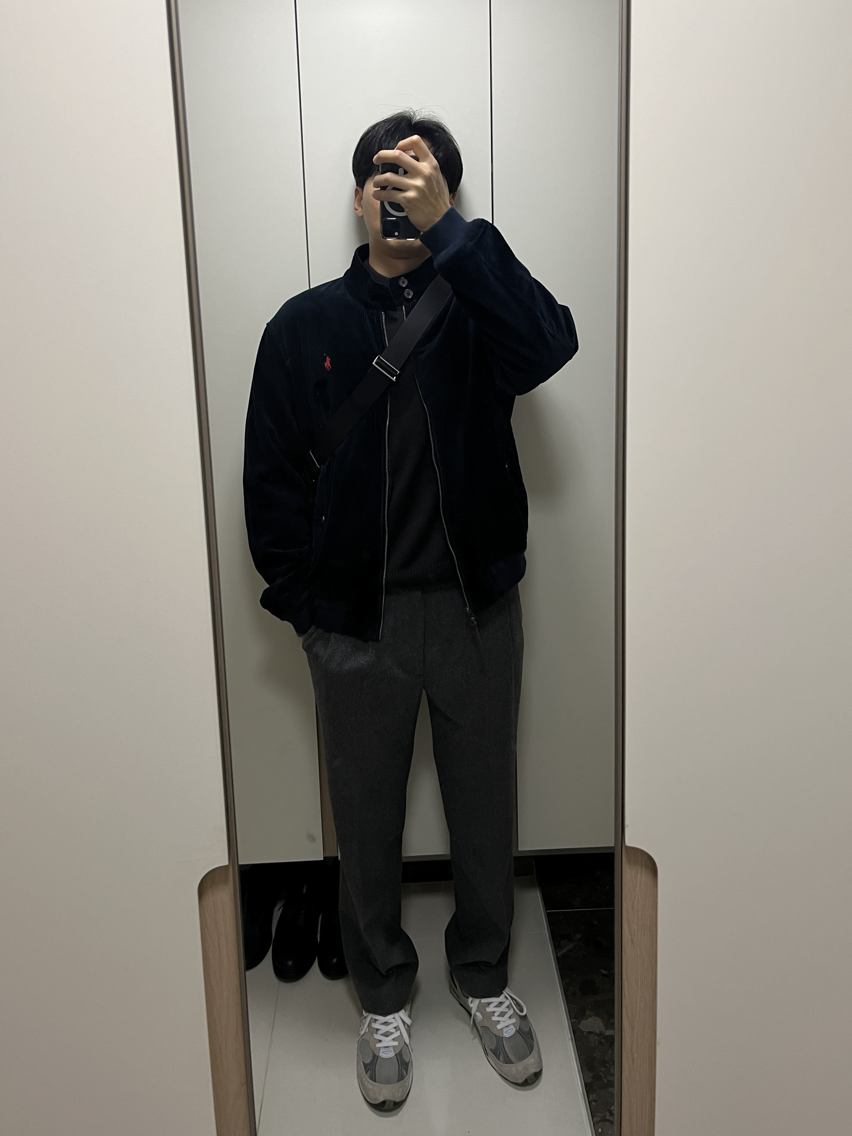 New Balance 991 Made in UK Grey, Prada Re-Nylon and Saffiano Leather Shoulder Bag Black 착용 스타일 - 1