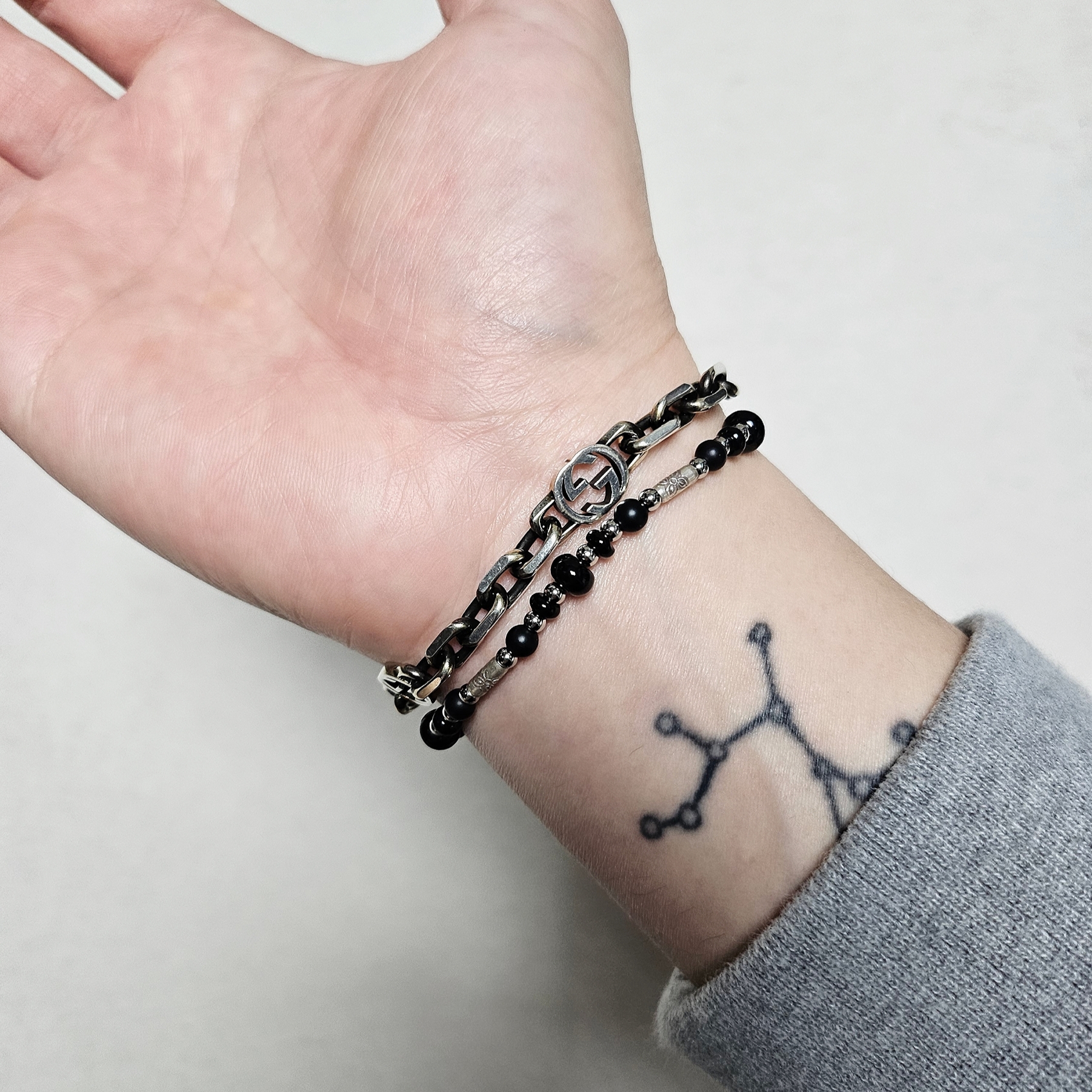 [KREAM 단독] Scudo Shell Black Pearl Beads Bracelet, Gucci Interlocking G Bracelet Silver 착용 스타일