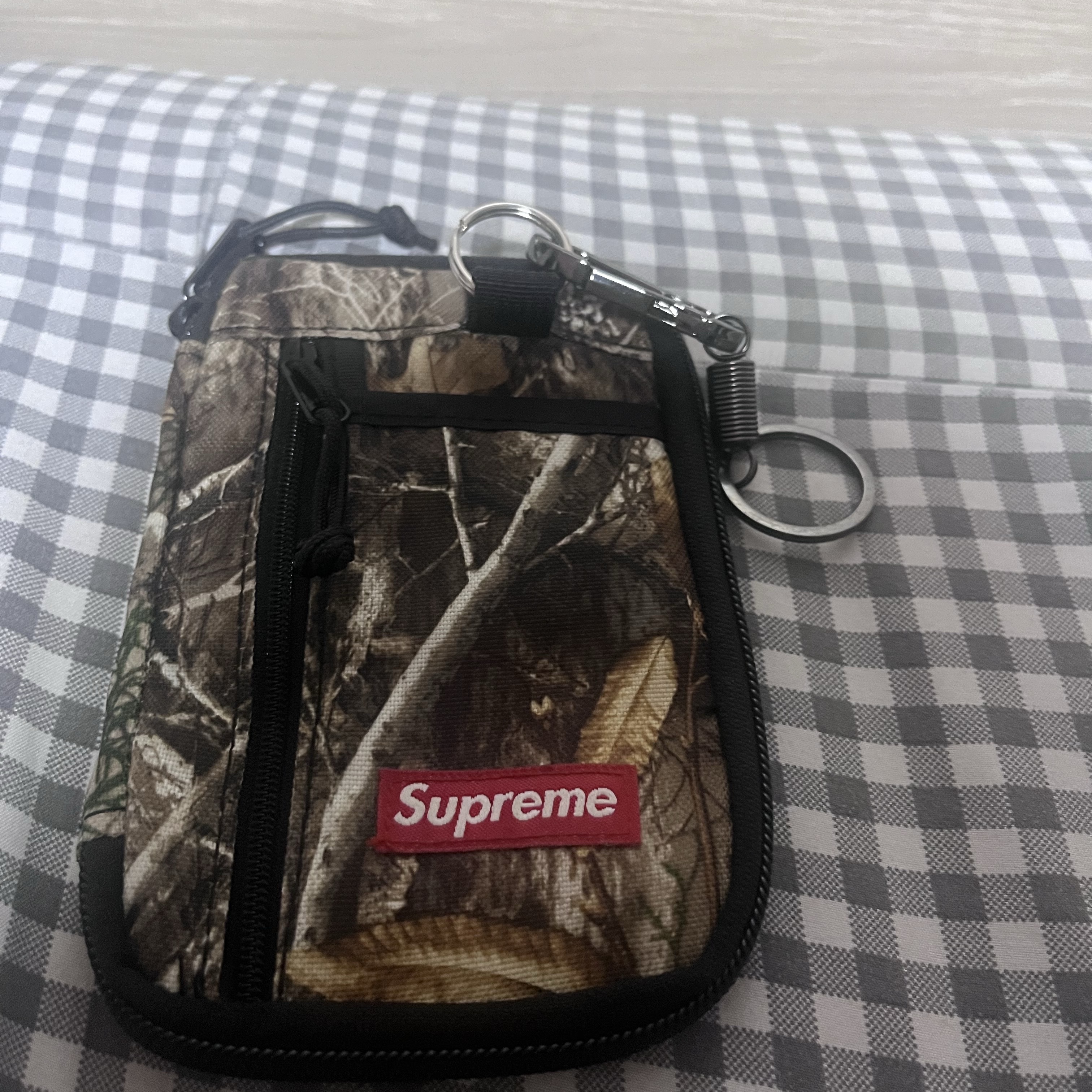 Supreme Small Zip Pouch Real Tree Camo - 19FW 착용 스타일