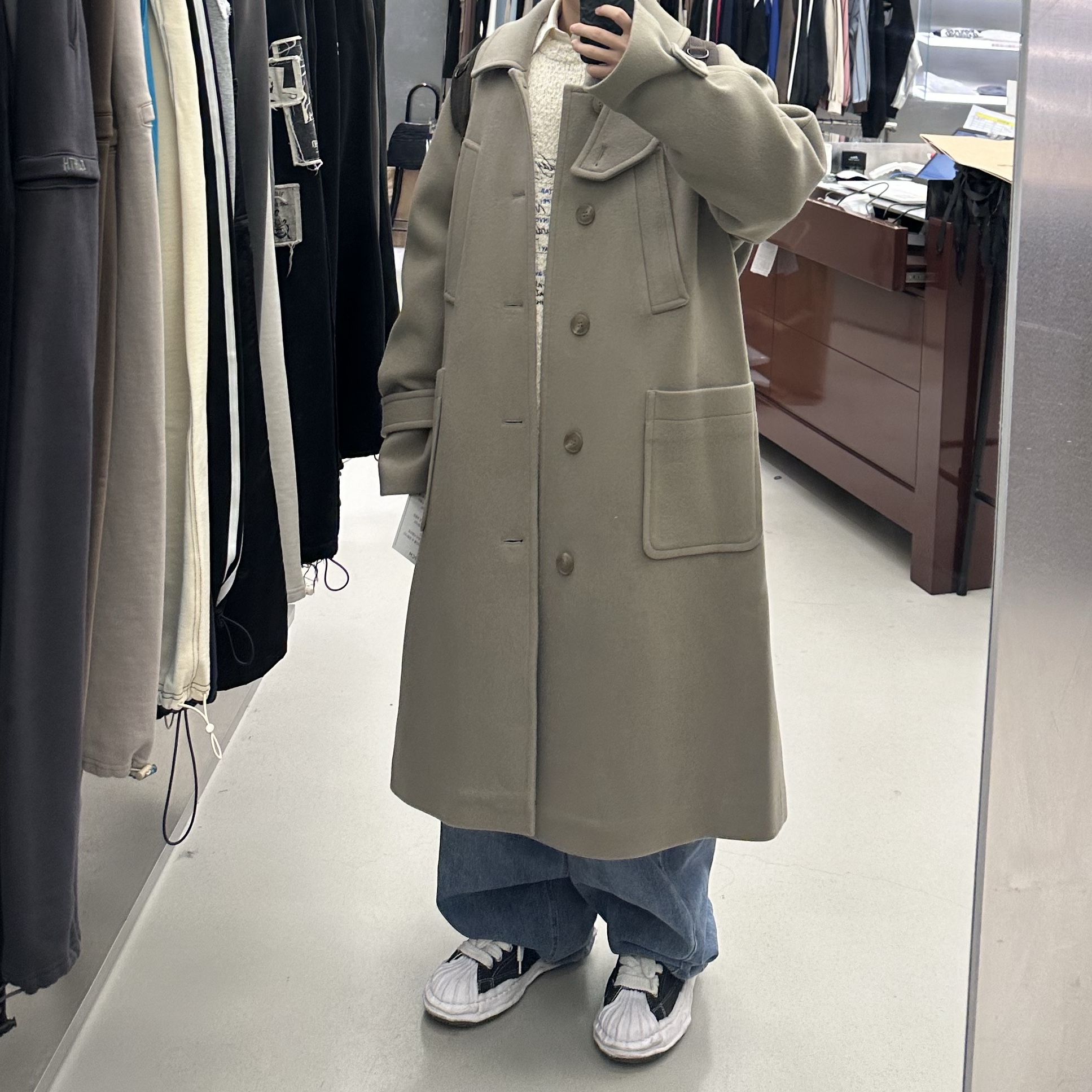 Undermycar Legion.02 Balmacaan Oversized Wool Coat Beige, Maison Mihara Yasuhiro Blakey OG Sole Canvas Low-top Sneakers Black 착용 스타일 - 1