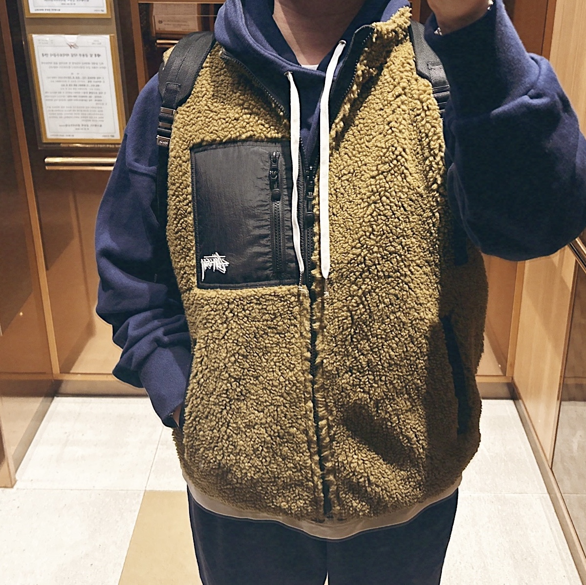 Stussy Sherpa Reversible Vest Olive, Stussy Sherpa Reversible Vest Black 착용 스타일 - 1