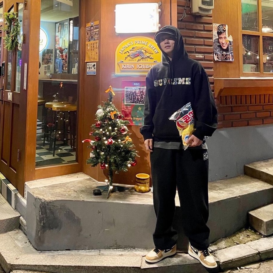 Supreme Collegiate Patchwork Leather Hooded Sweatshirt Black - 23FW, Nike x Stussy NRG RA Washed Fleece Pants Black (DN4030-010) 착용 스타일 - 1