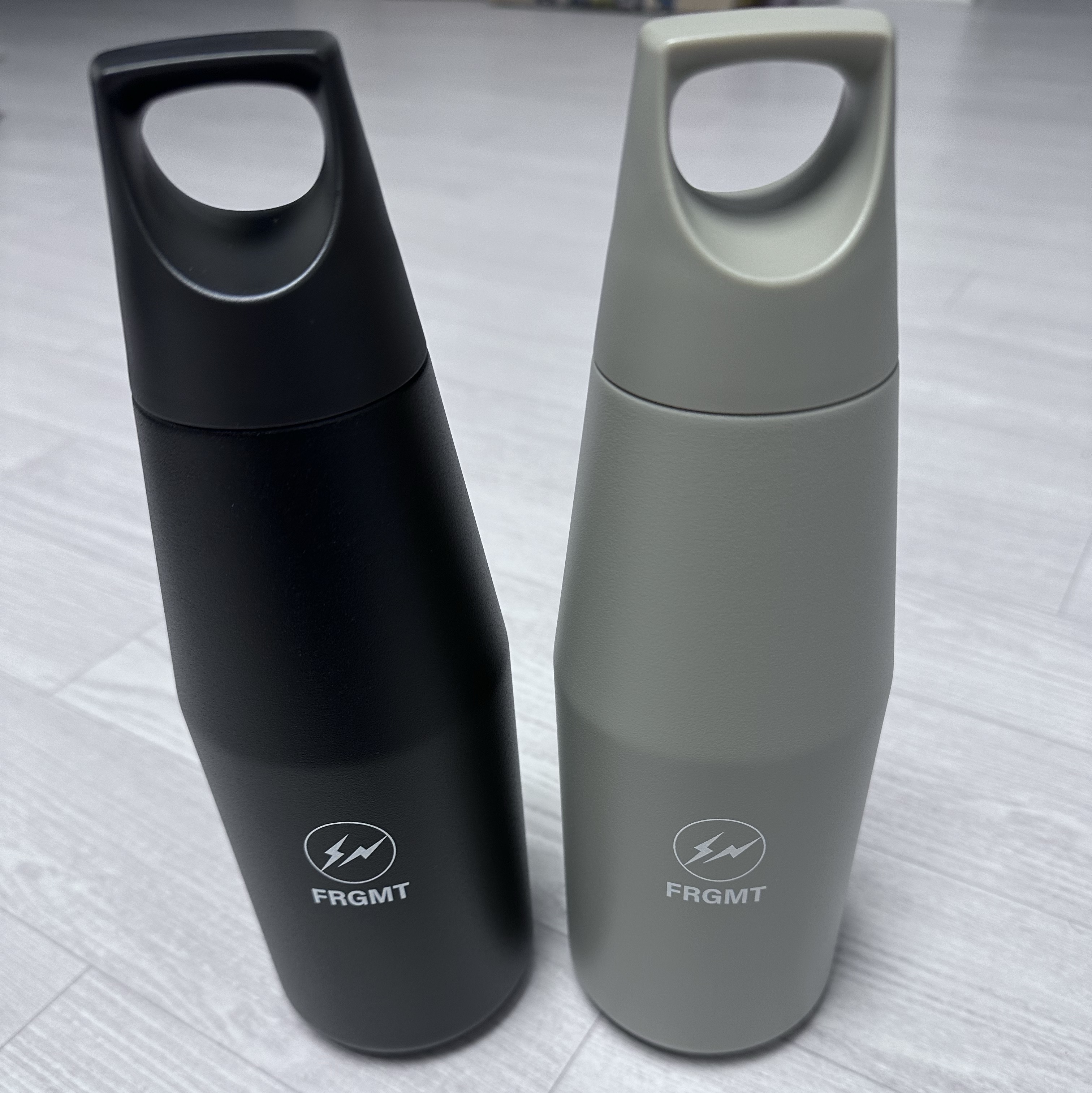 Starbucks x Fragment Handle Lid Stainless Steel Bottle Matte Beige 580ml, Starbucks x Fragment Handle Lid Stainless Steel Bottle Matte Black 580ml 착용 스타일