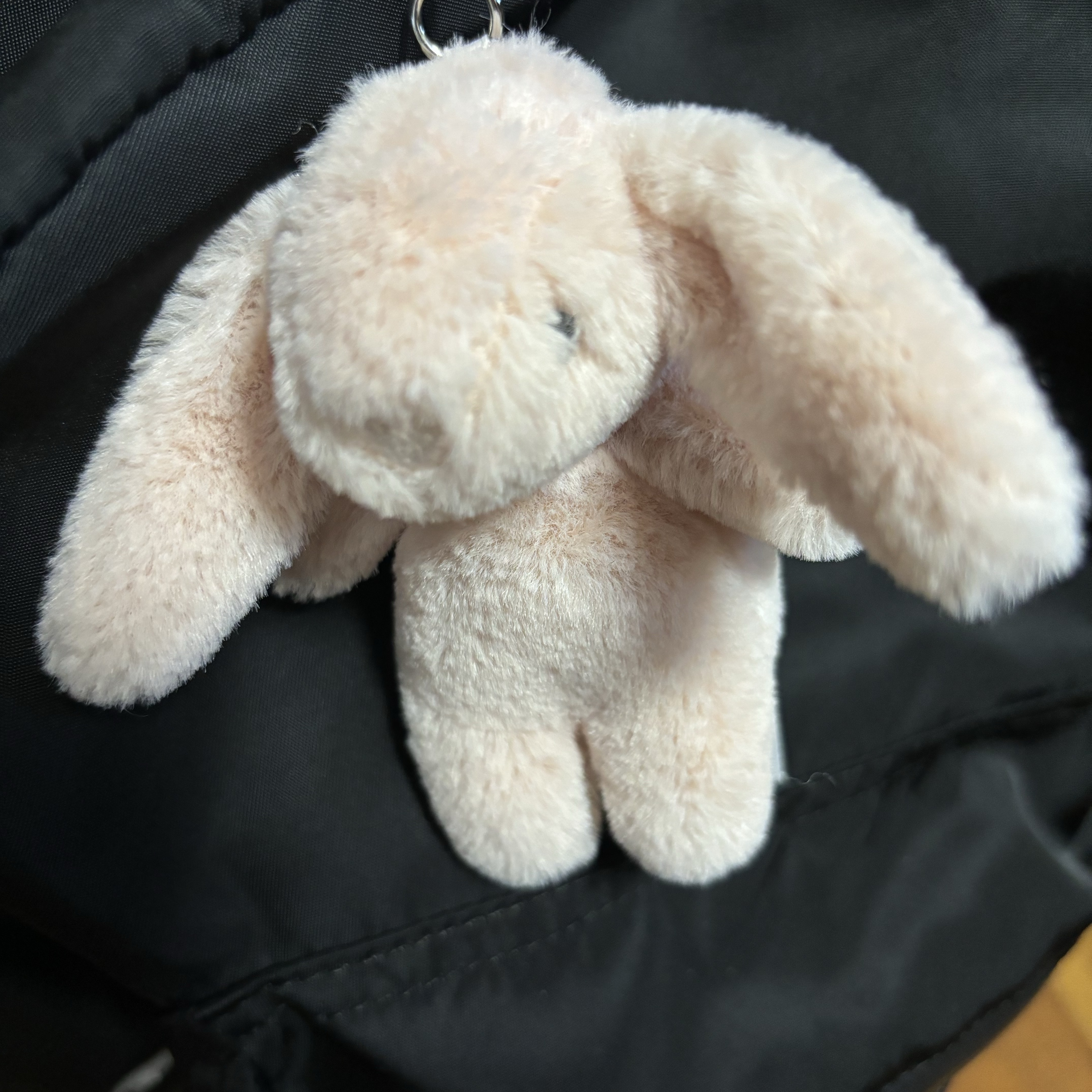 Jellycat Bashful Bunny Bag Charm Blush 착용 스타일