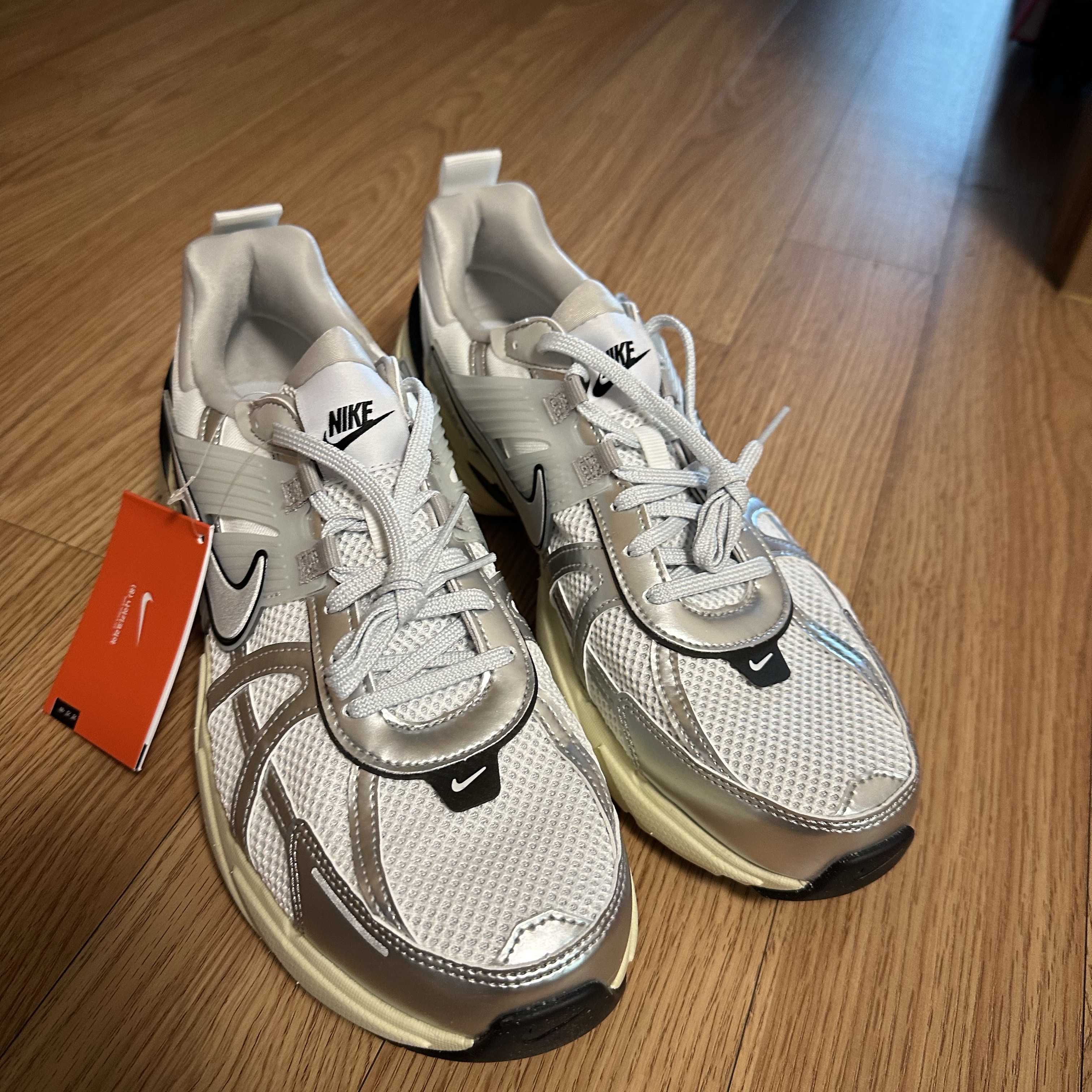 Nike V2K Run Summit White Metallic Silver 착용 스타일 - 1