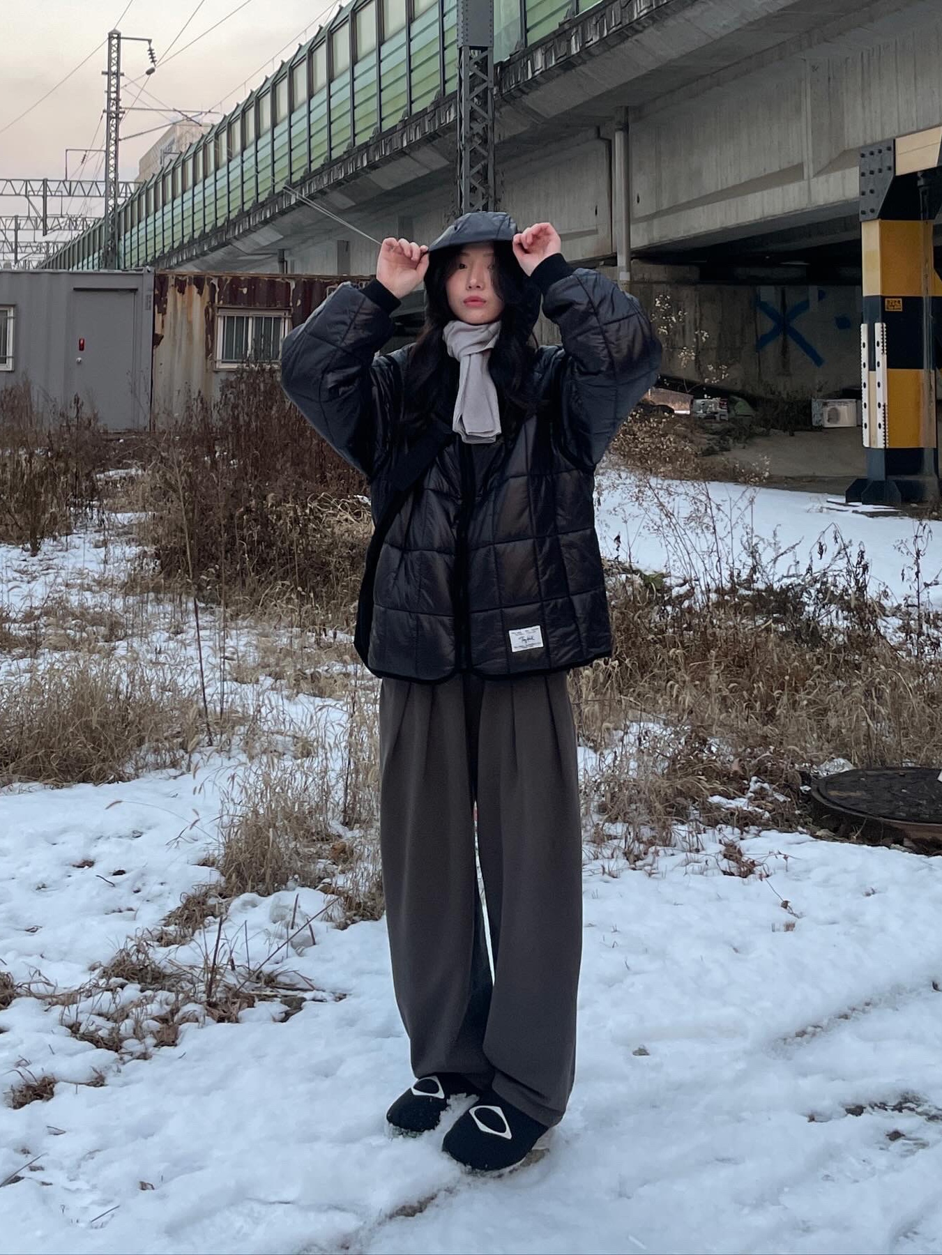 Mischief x Subu Puffer Slipper Black 착용 스타일 - 1
