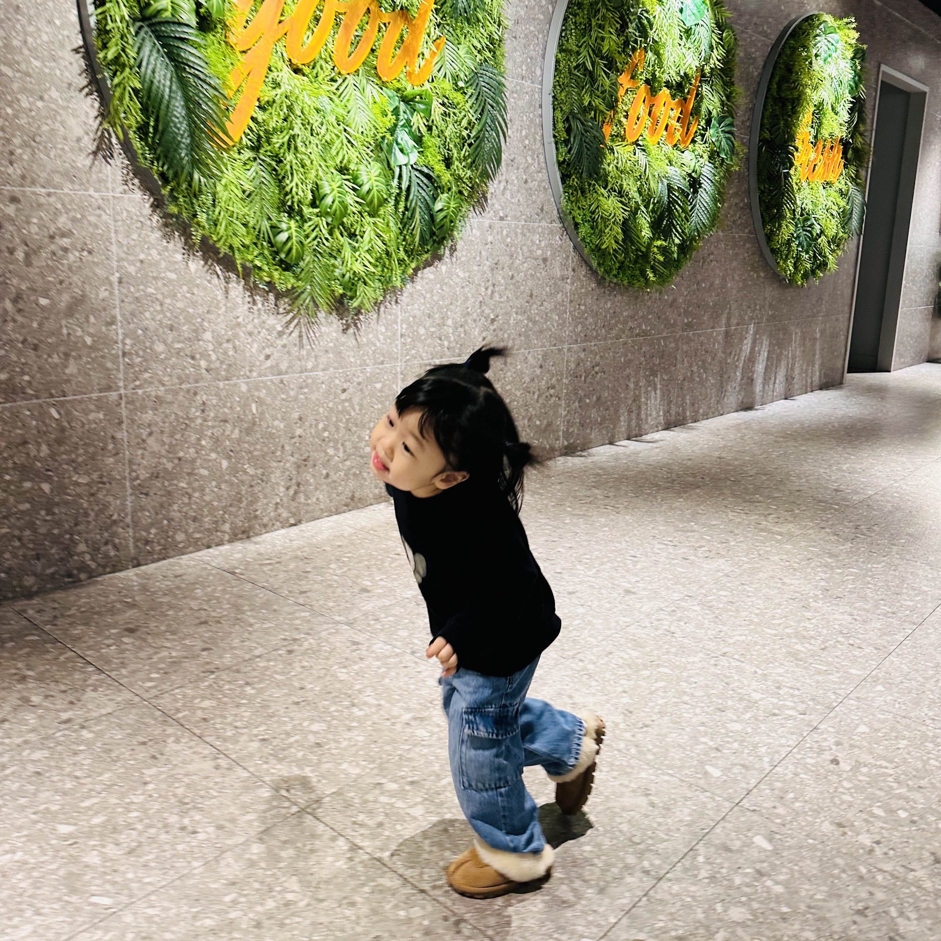 (Kids) UGG Cozy ll Slipper Chestnut, (Kids) Uniqlo UT x Kaws Long Sleeve Sweatshirt Black 착용 스타일 - 2