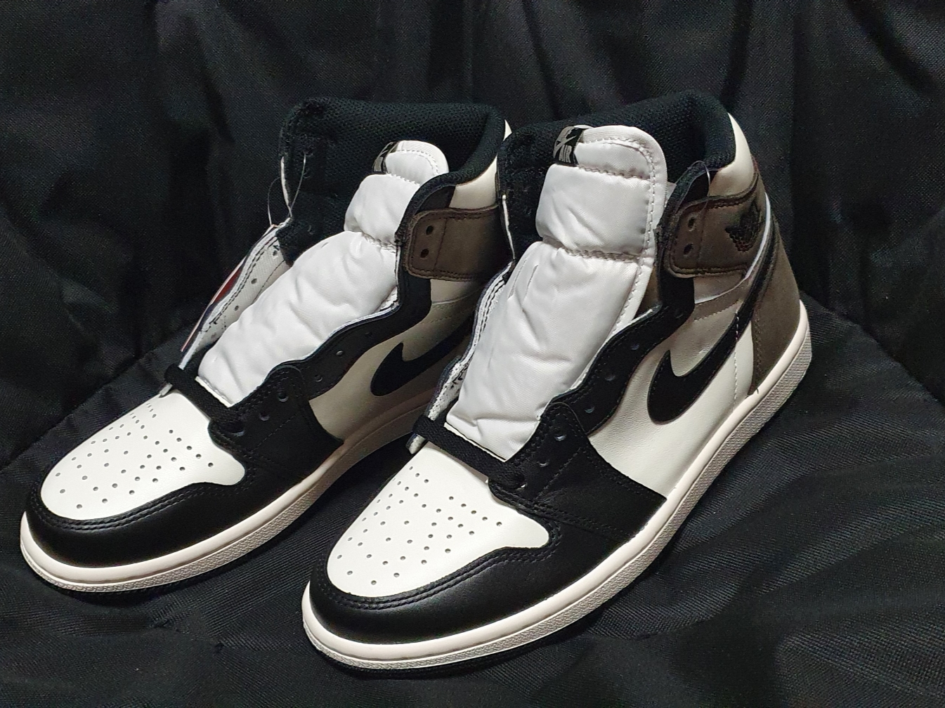 Jordan 1 Retro High OG Black Mocha 착용 스타일 - 2