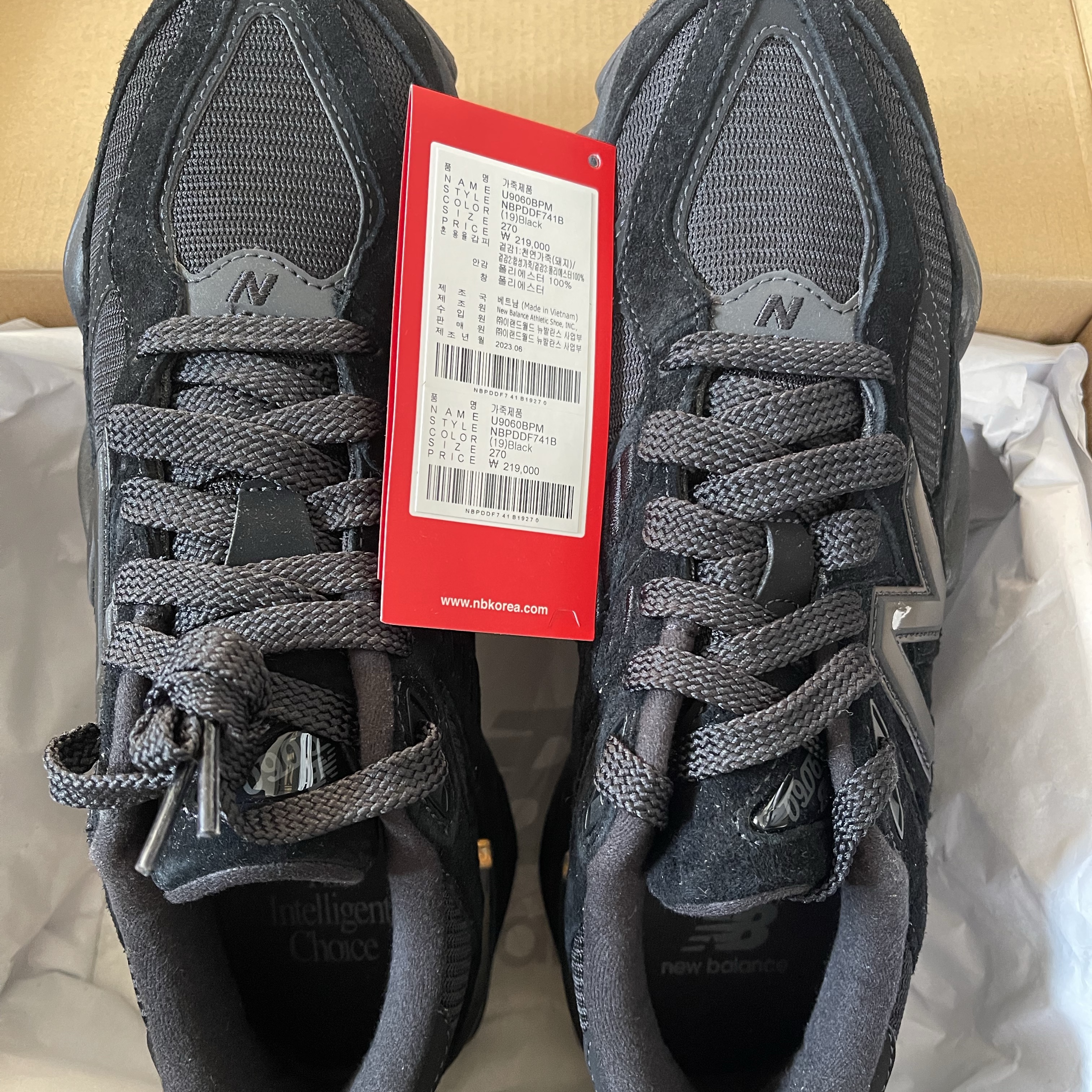 New Balance 9060 Triple Black 착용 스타일
